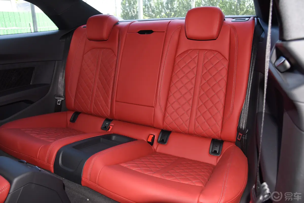 奥迪S53.0T Coupe后排座椅