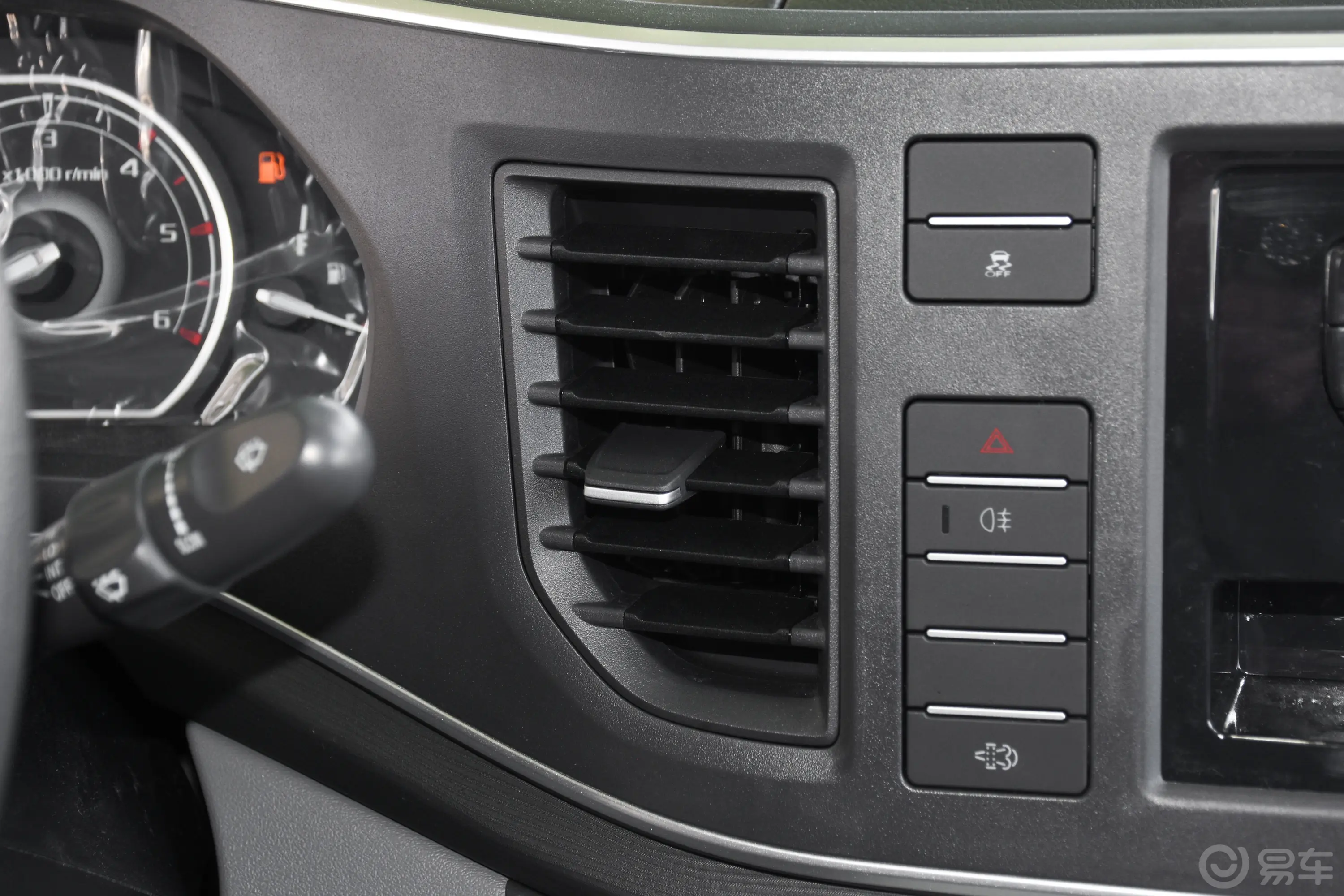 新途V80城配王 2.0T AMT长轴中顶147Ps超值版 3座中控
