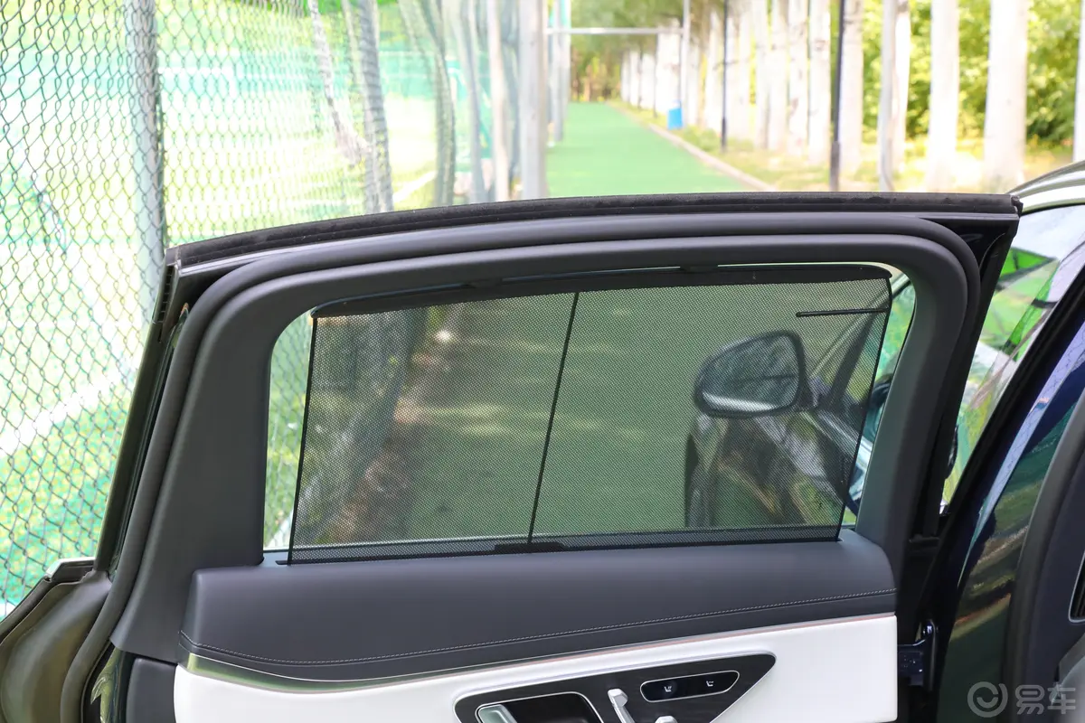 奔驰E级E 300 L 运动尊贵型后排侧窗遮阳帘