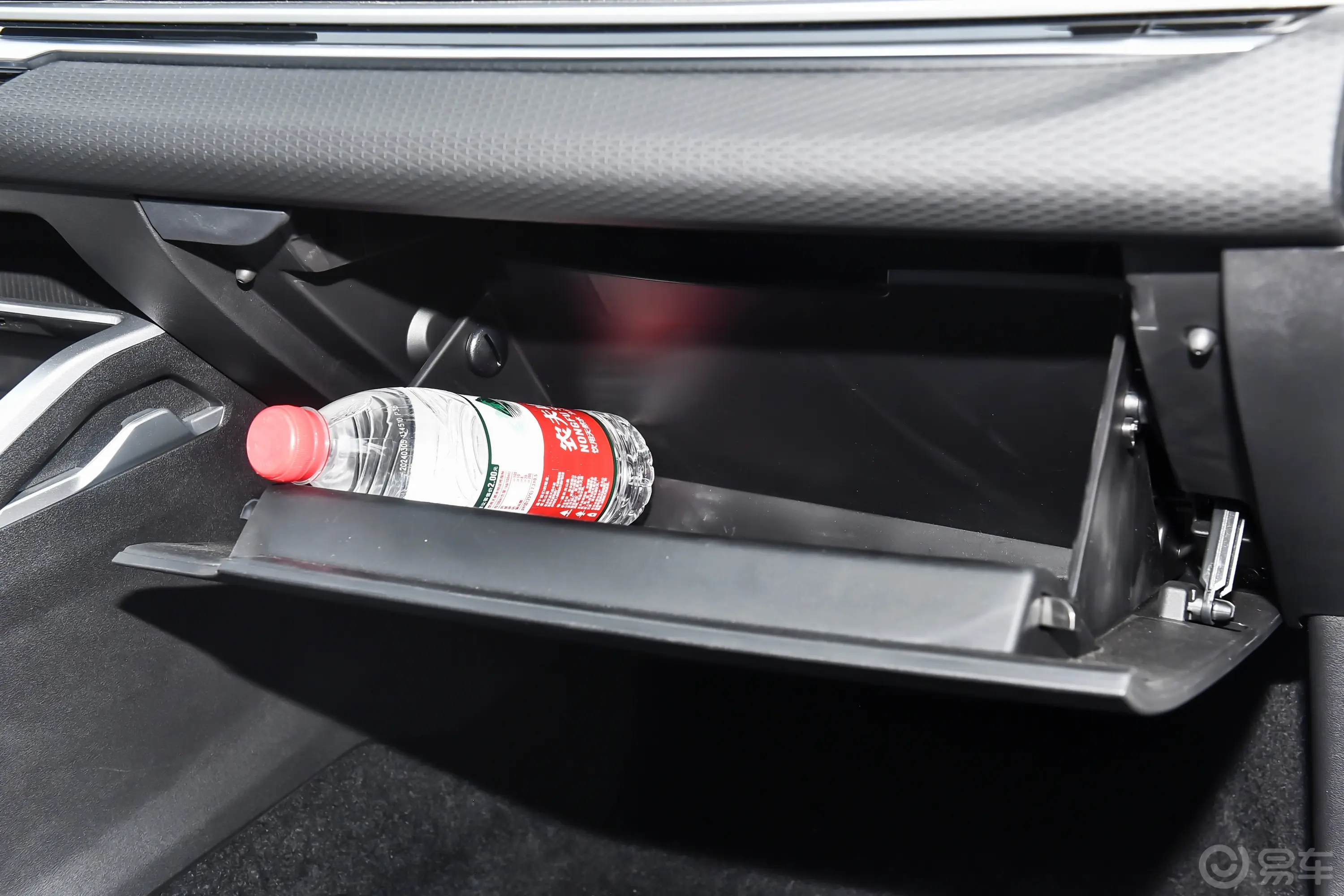帝豪第4代 1.8L DHT醇净版副驾驶位
