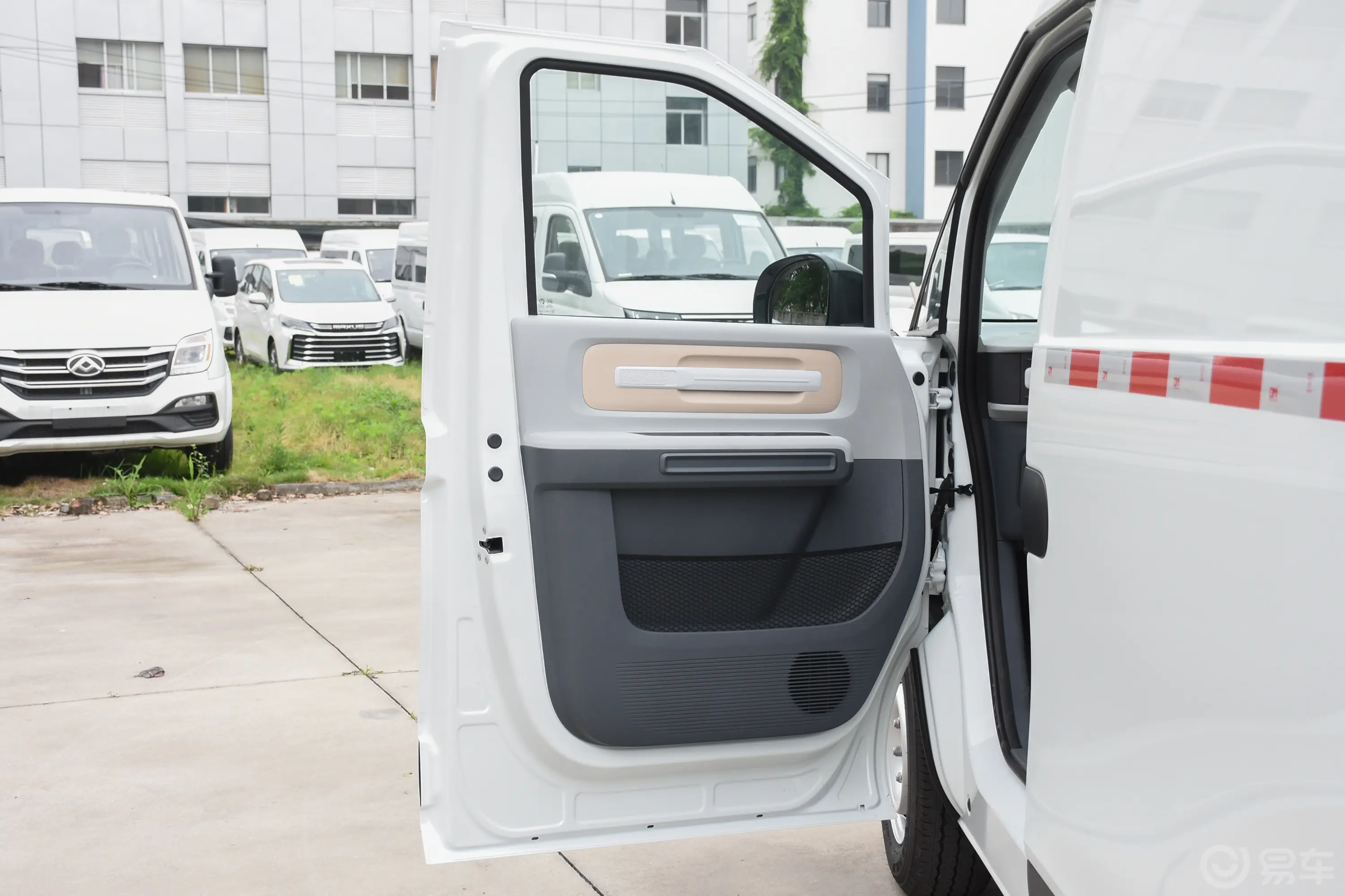 大拿V1305km 长轴高顶货运版驾驶员侧前车门