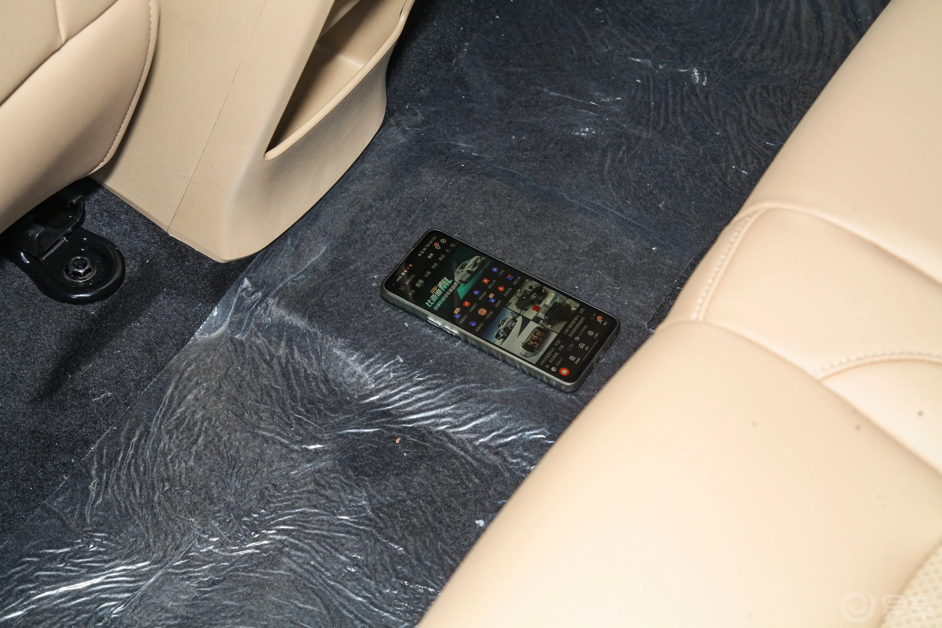 蓝电E5荣耀版 1.5L 100km 臻享型 5座后排地板中间位置