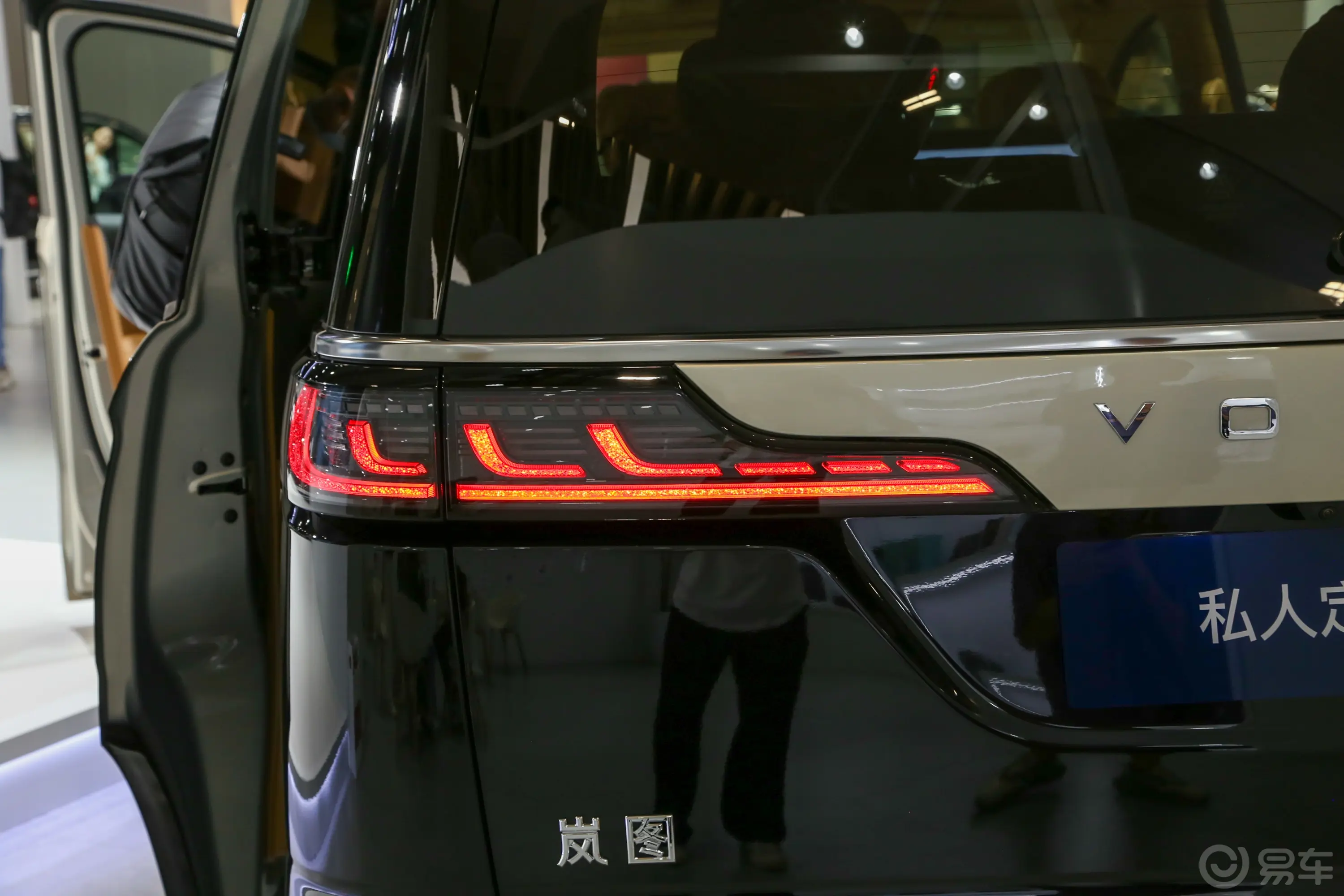 岚图梦想家插电混动 1.5T 230km 私人定制版 4座外观
