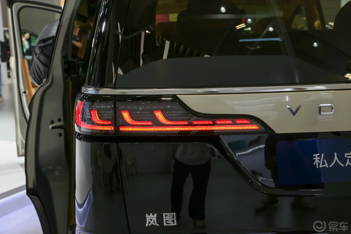 岚图梦想家插电混动 1.5T 230km 私人定制版 4座外观