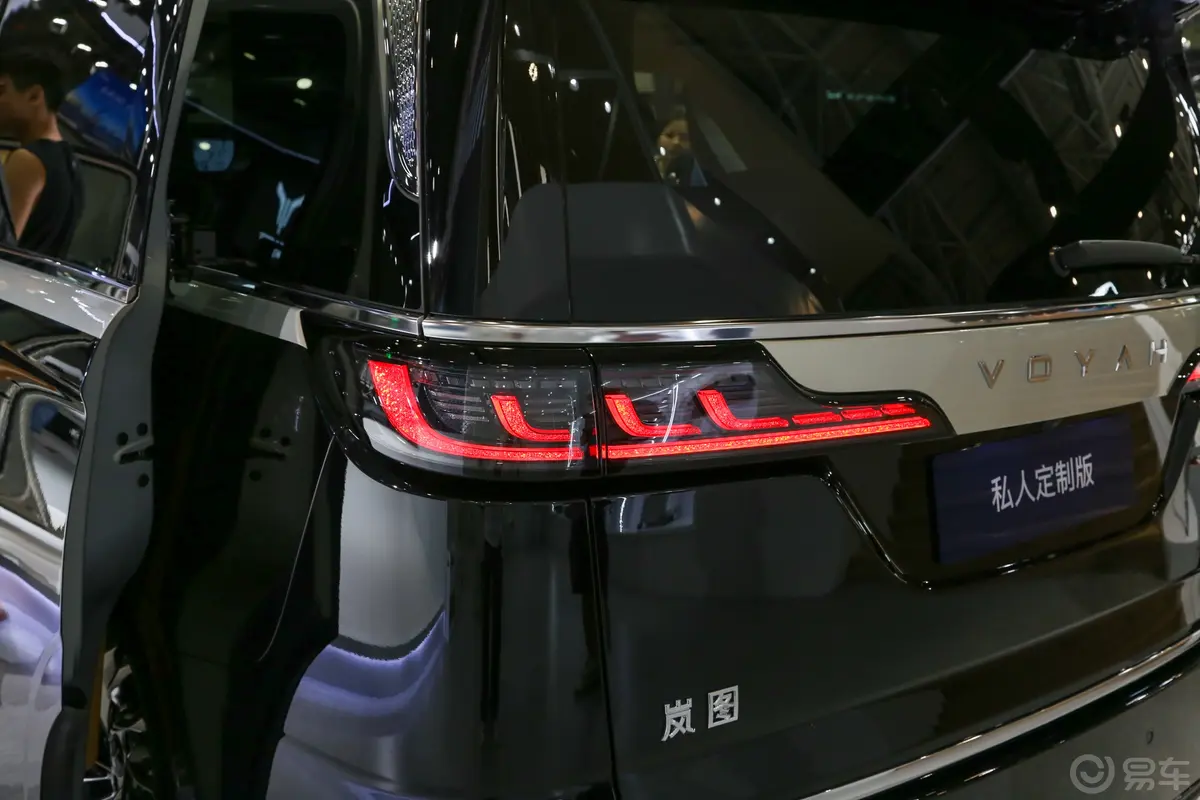 岚图梦想家插电混动 1.5T 230km 私人定制版 4座外观