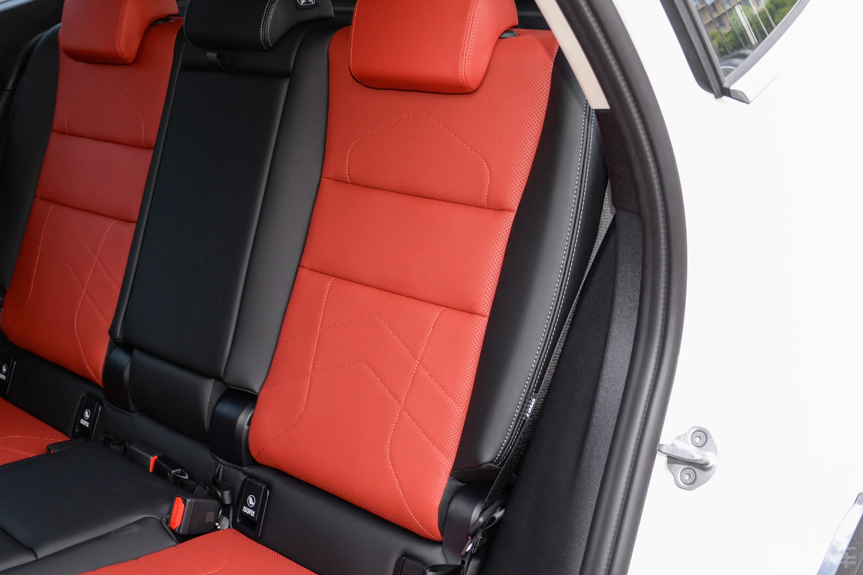 宝马iX1eDrive25L X设计套装后排空间