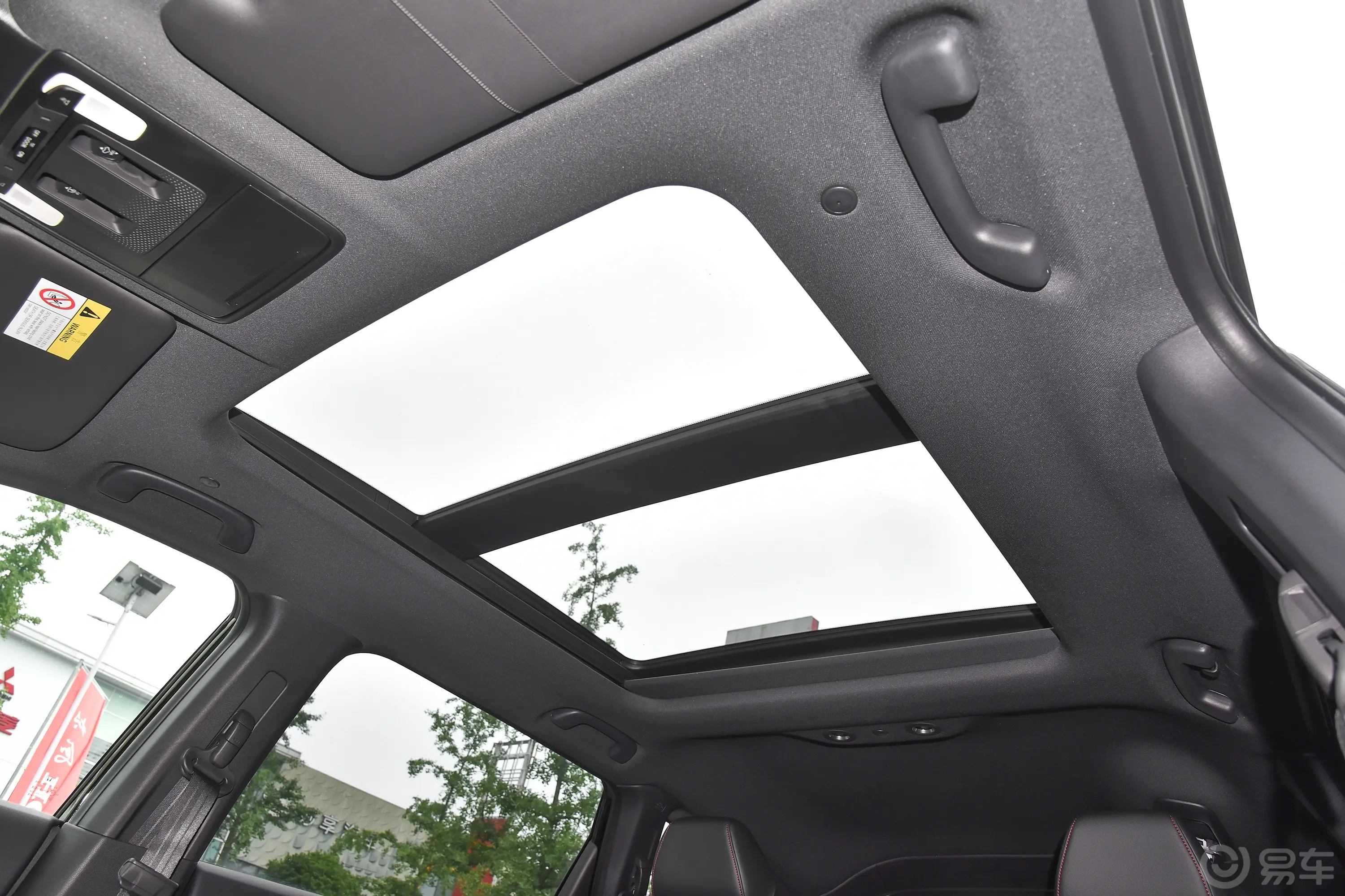 本田CR-V混动 2.0L 两驱智逸版天窗内拍关闭
