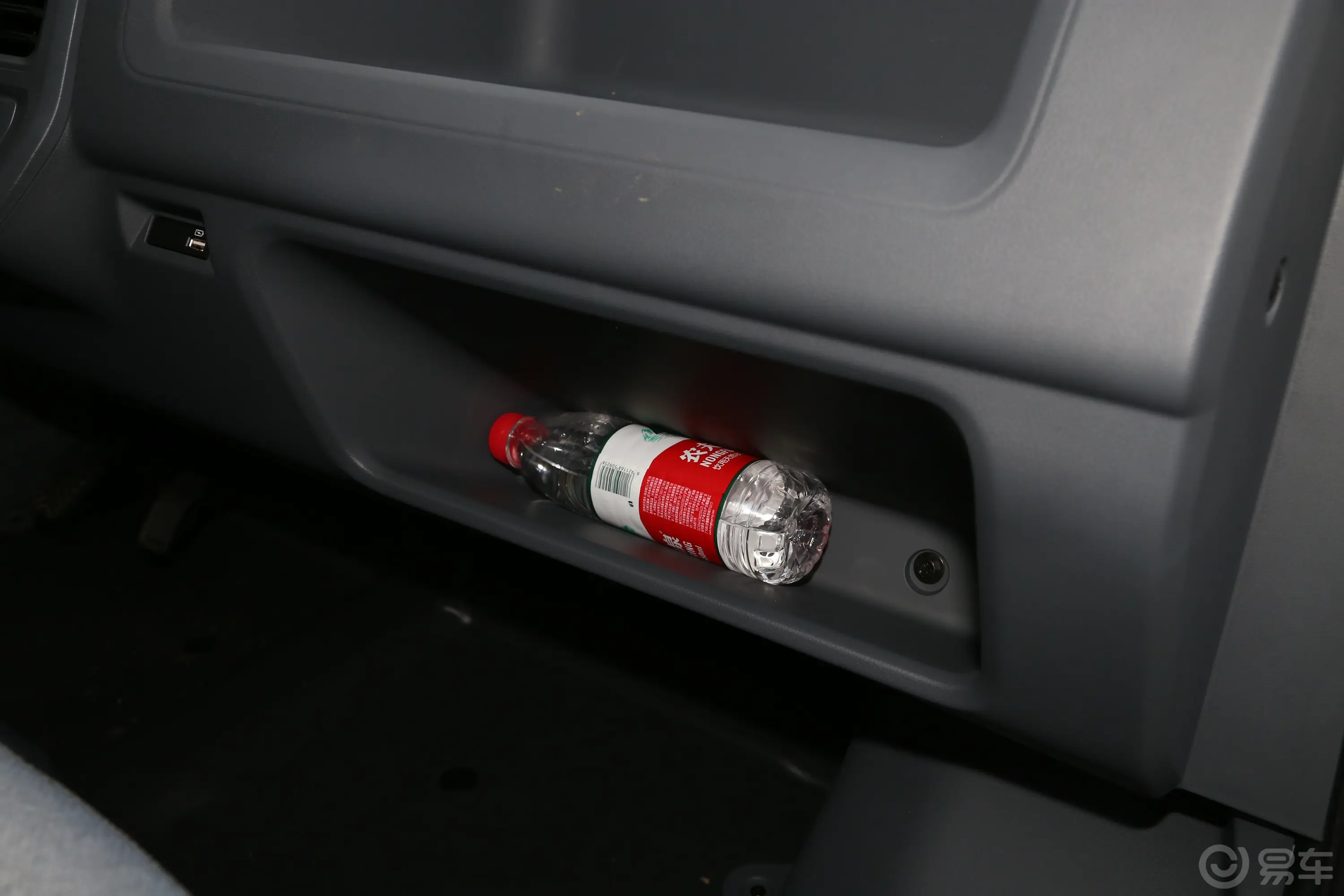 五菱扬光EV300km 舒适型客车版 电机60kW 6座手套箱空间水瓶横置