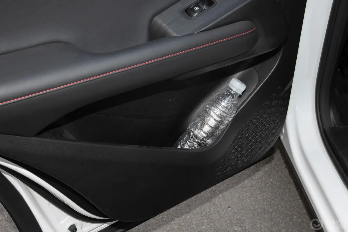 哈弗枭龙1.5L 52km 领航版后排功能