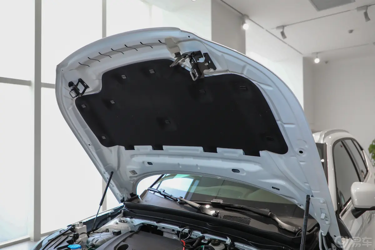沃尔沃XC40B3 两驱智远豪华版发动机舱盖内侧