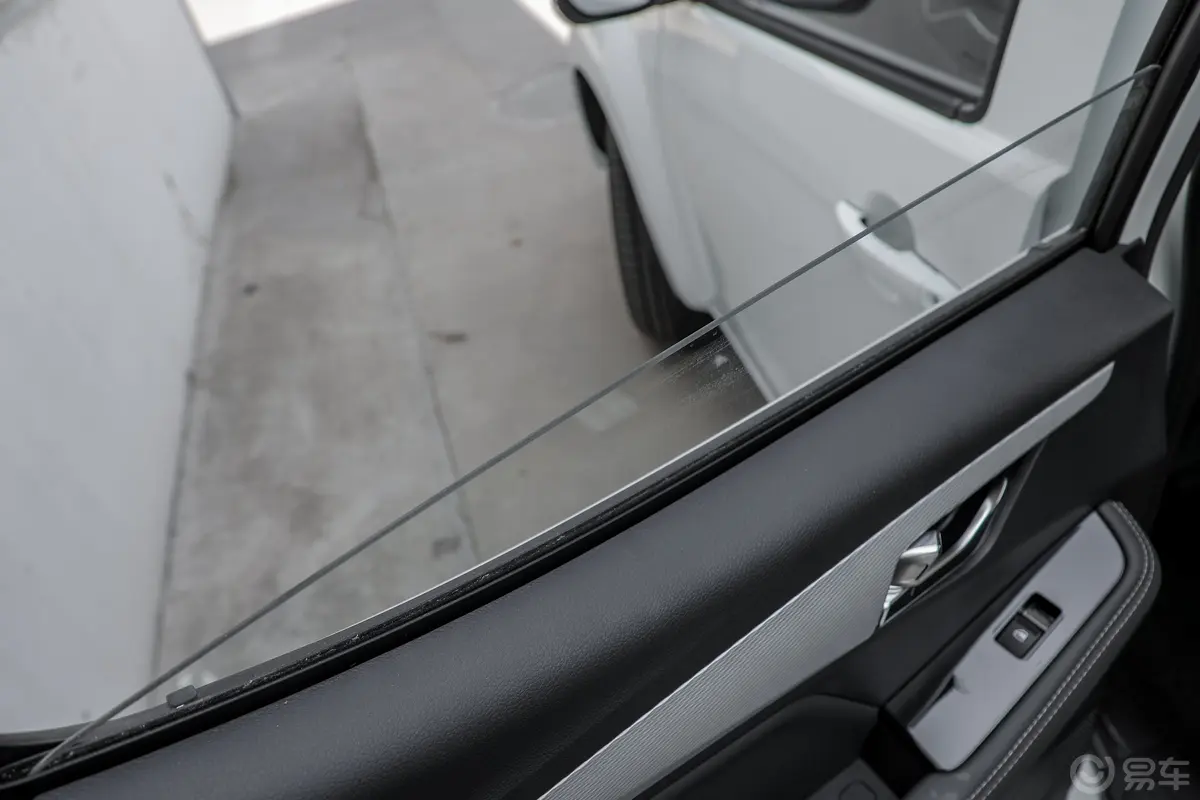 瑞迈2.8T 两驱标轴舒适型 柴油后排玻璃材质特写