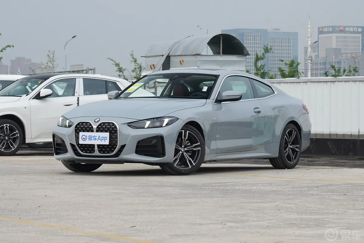 宝马4系双门轿跑车 425i M运动套装侧前45度车头向左水平