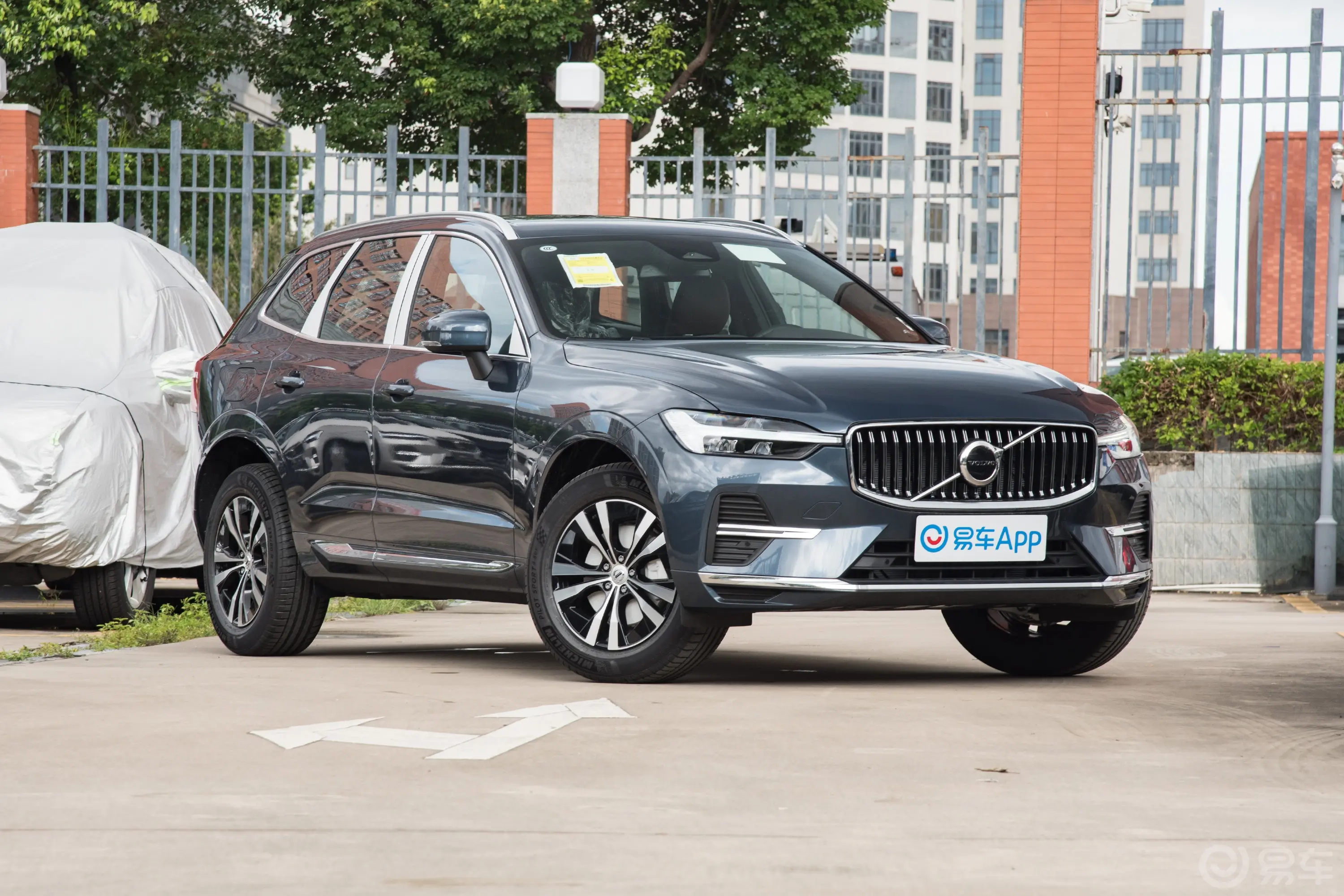 沃尔沃XC60B5 四驱智逸豪华版侧前45度车头向右水平