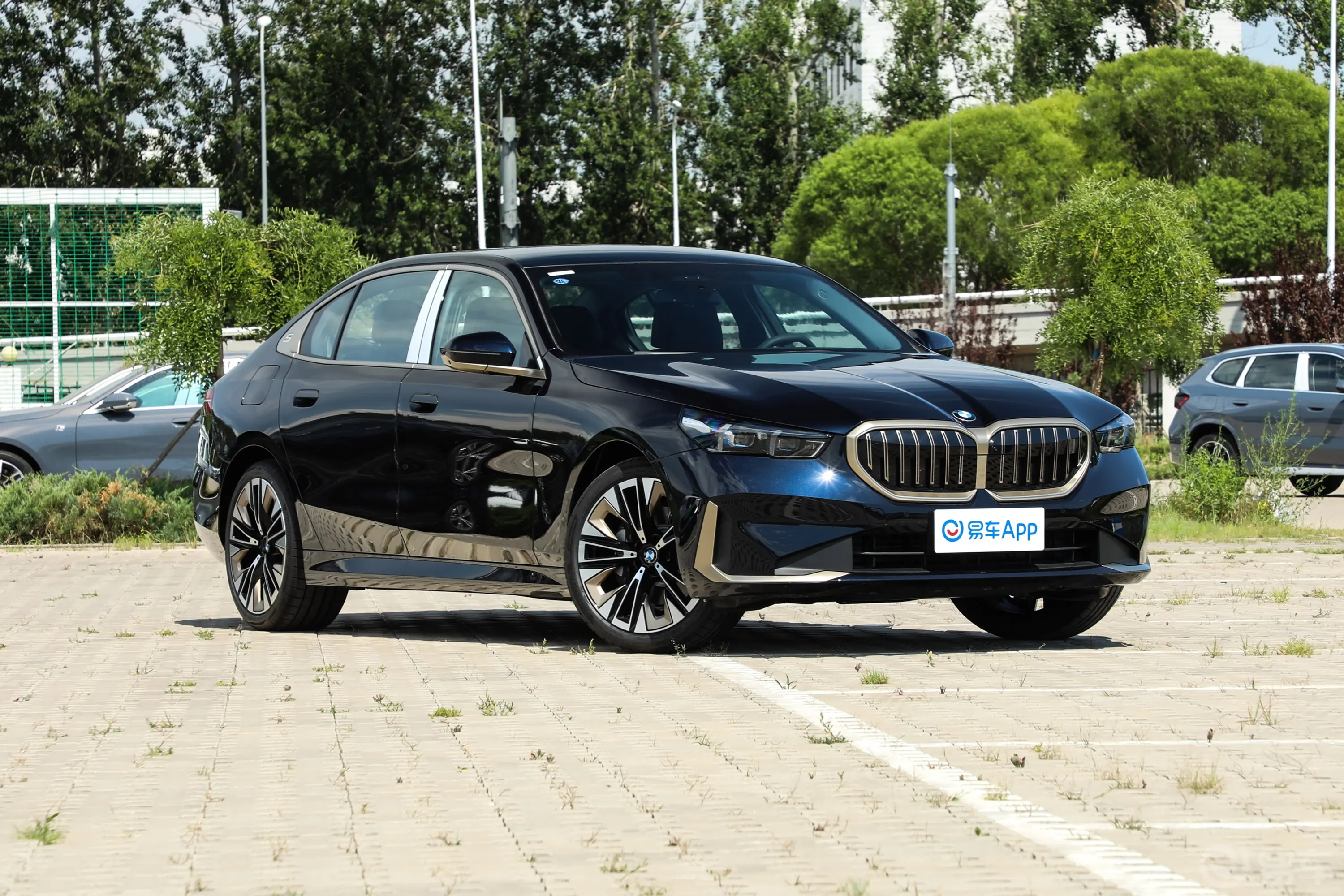 宝马5系530Li 尊享型 豪华套装侧前45度车头向右水平