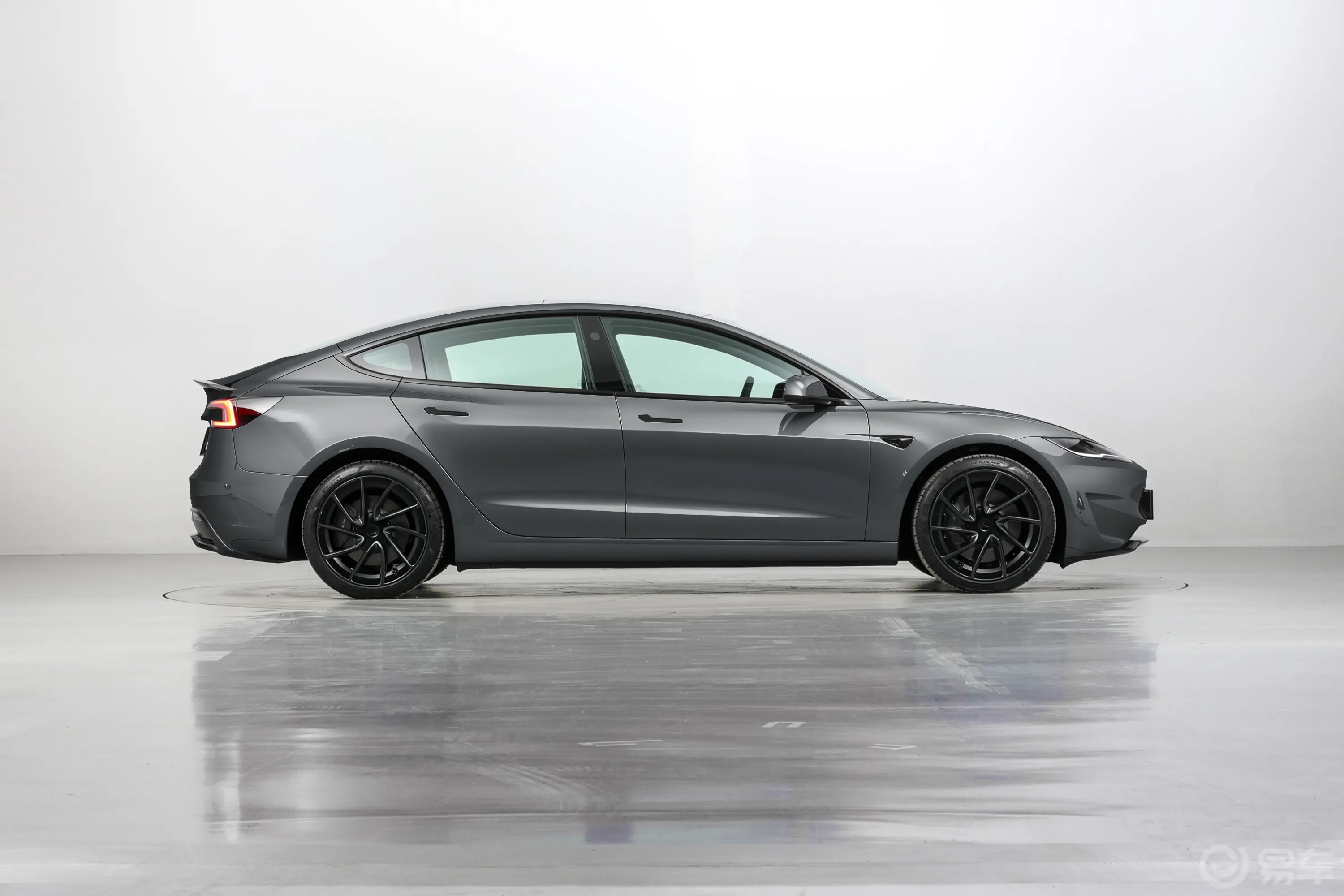 Model 3623km Performance高性能全轮驱动版正侧车头向右水平