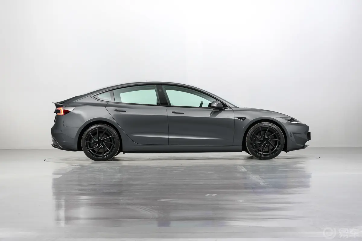 Model 3623km Performance高性能全轮驱动版正侧车头向右水平