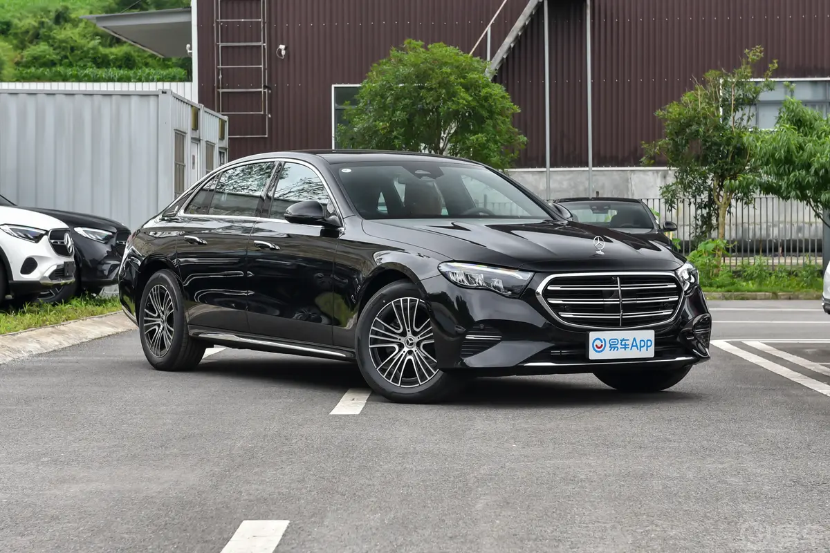 奔驰E级改款 E 260 L 4MATIC侧前45度车头向右水平