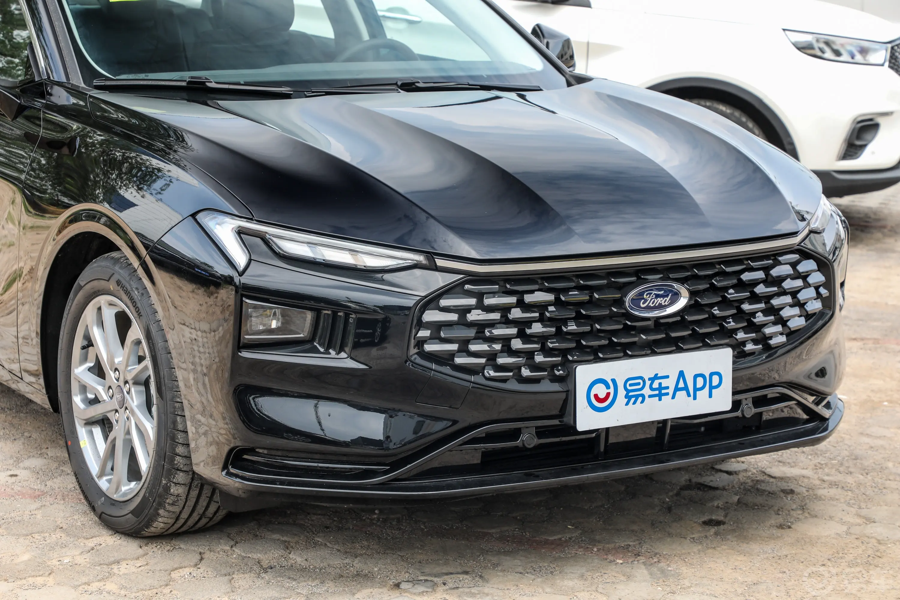 蒙迪欧EcoBoost 245 豪华型前格栅侧俯拍