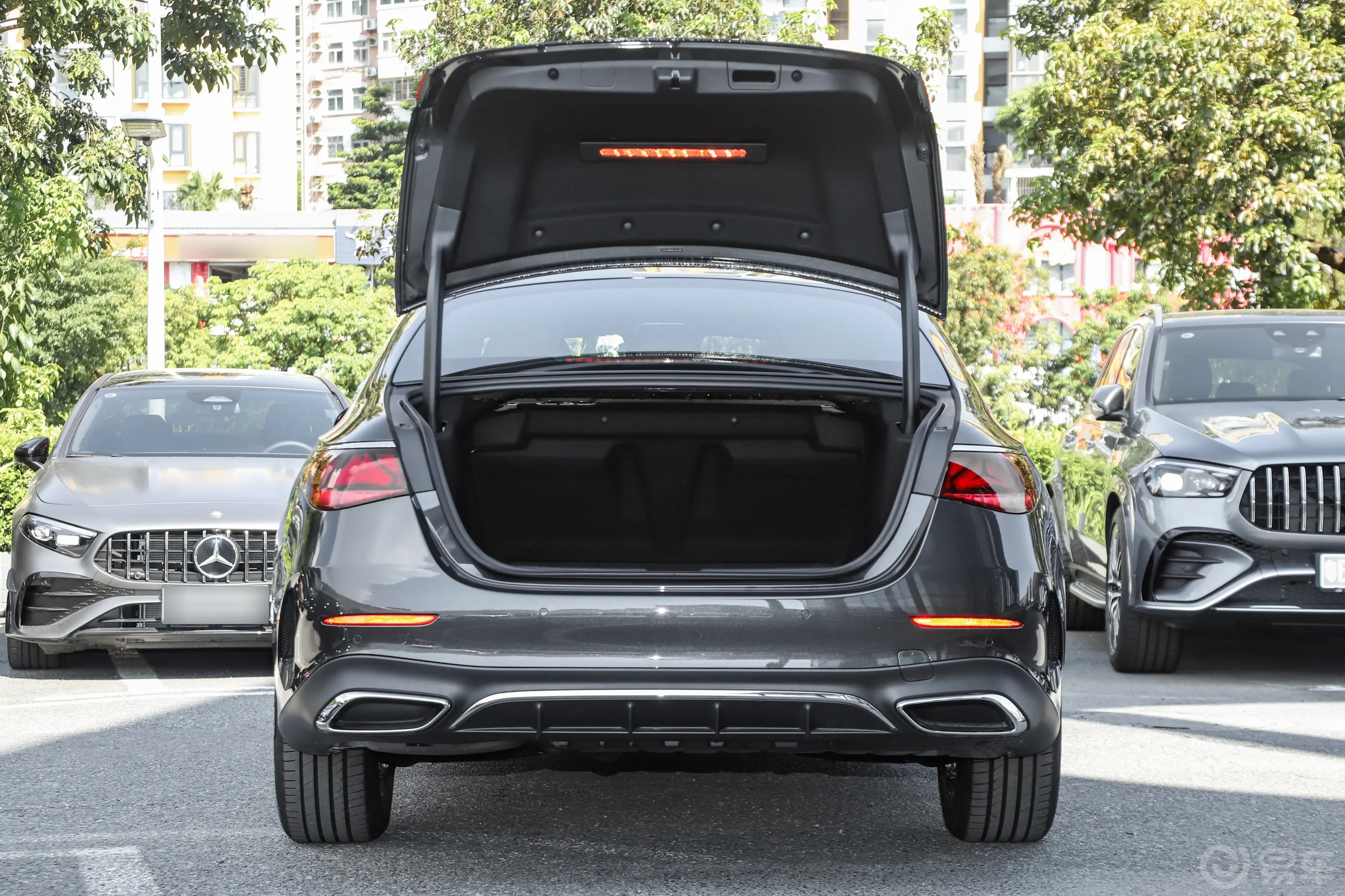 奔驰E级改款 E 260 L 运动型后备厢