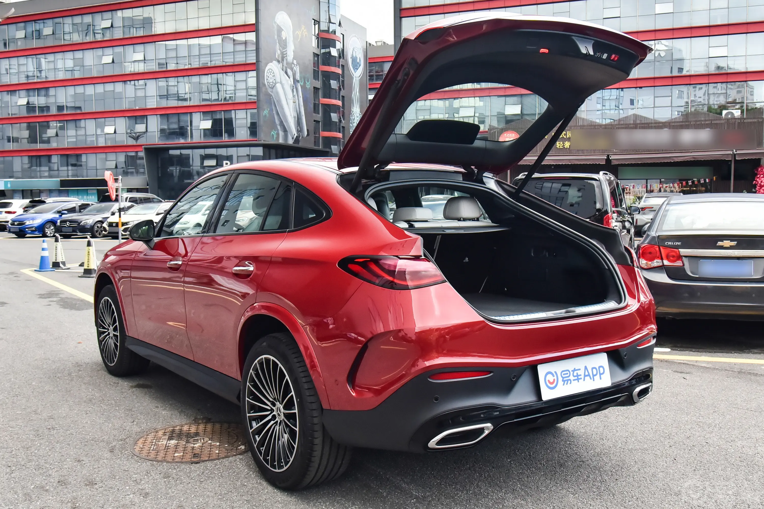 奔驰GLC轿跑GLC 300 4MATIC 轿跑SUV后备厢开启45度侧拍
