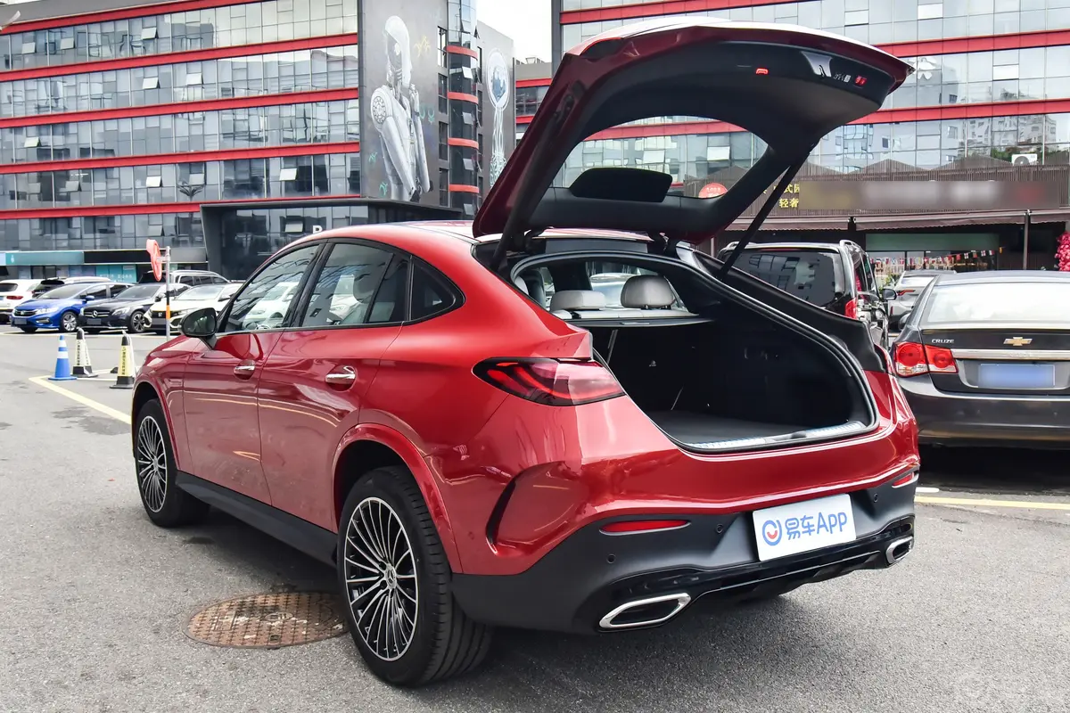 奔驰GLC轿跑GLC 300 4MATIC 轿跑SUV后备厢开启45度侧拍