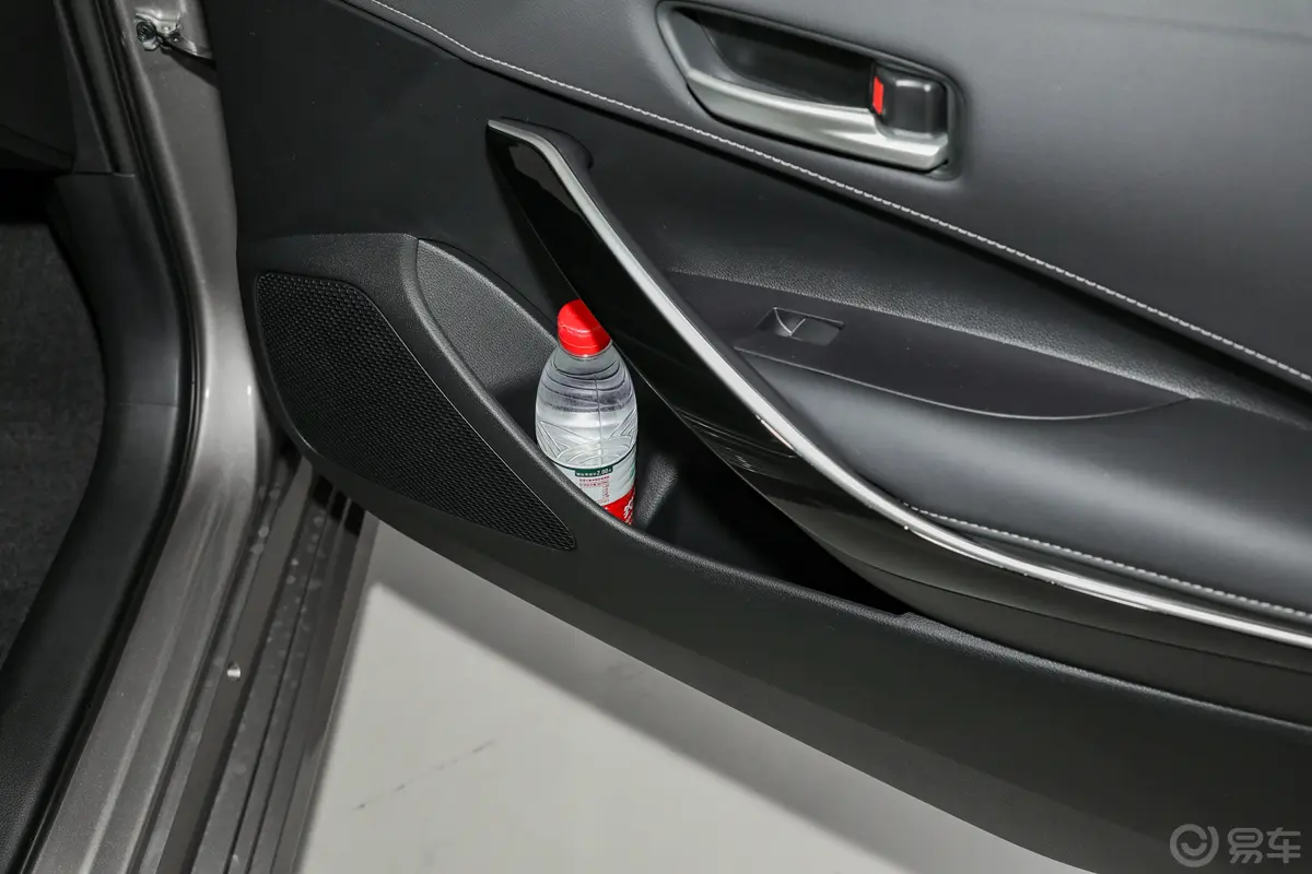 卡罗拉双擎 1.8L 精英版副驾驶位