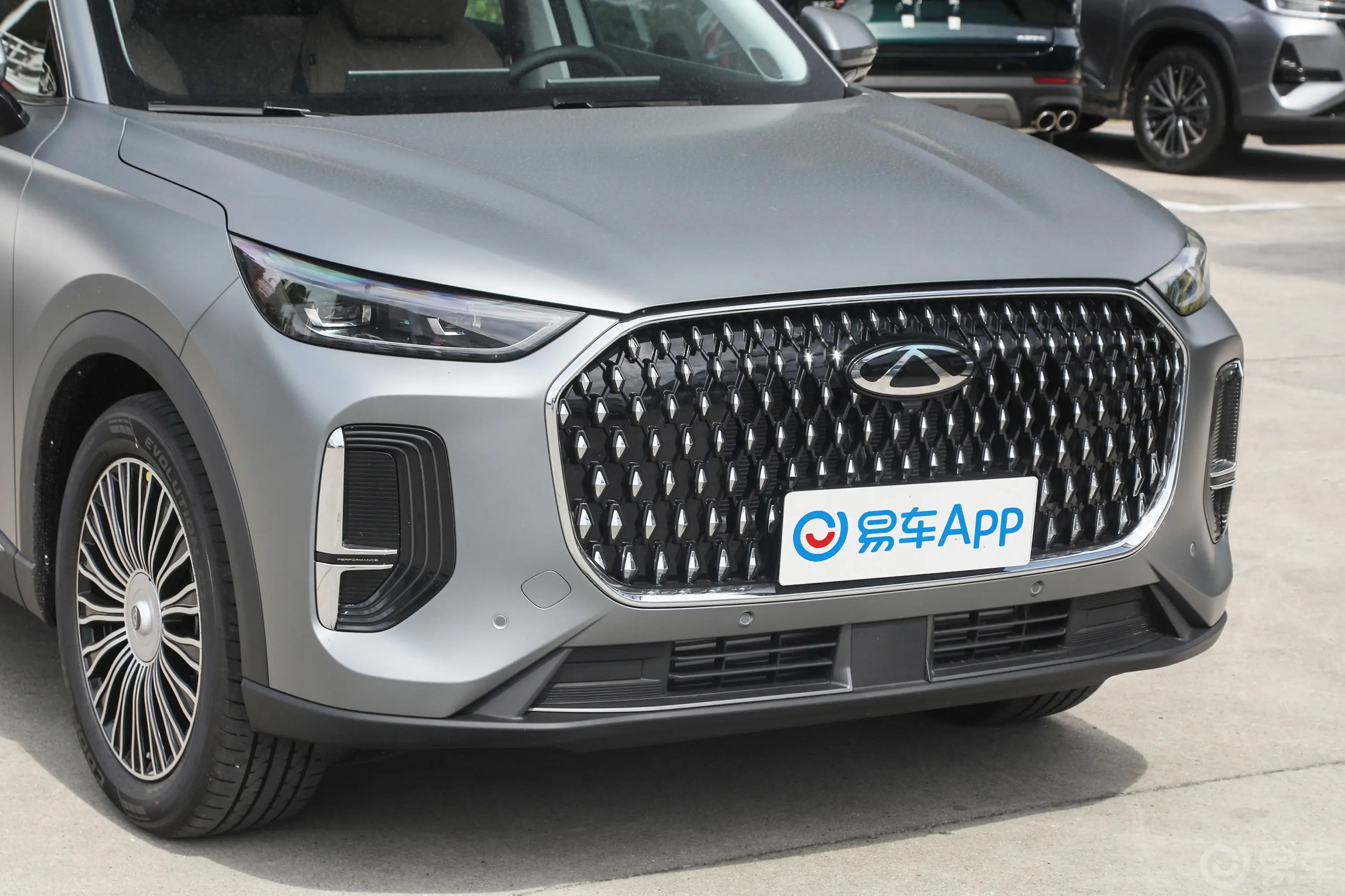 瑞虎8L390T 两驱尊贵版 5座前格栅侧俯拍