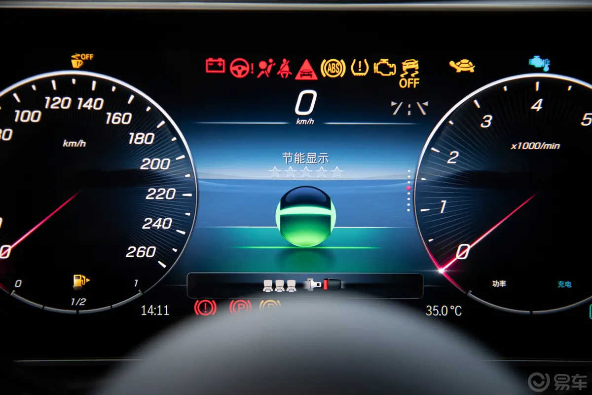 奔驰C级改款三 C 260 L 4MATIC 运动版主驾驶位