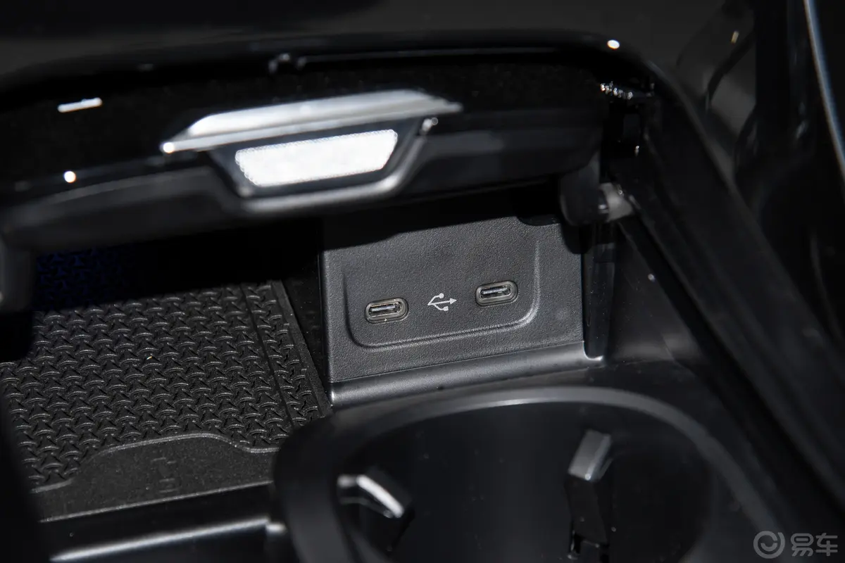 奔驰C级改款三 C 260 L 4MATIC 运动版中控