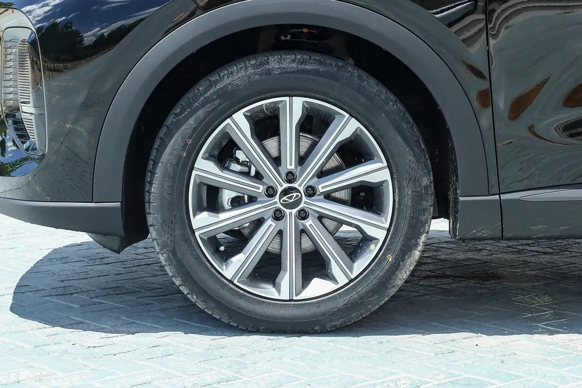 瑞虎8L390T 两驱舒适版 5座前轮毂造型