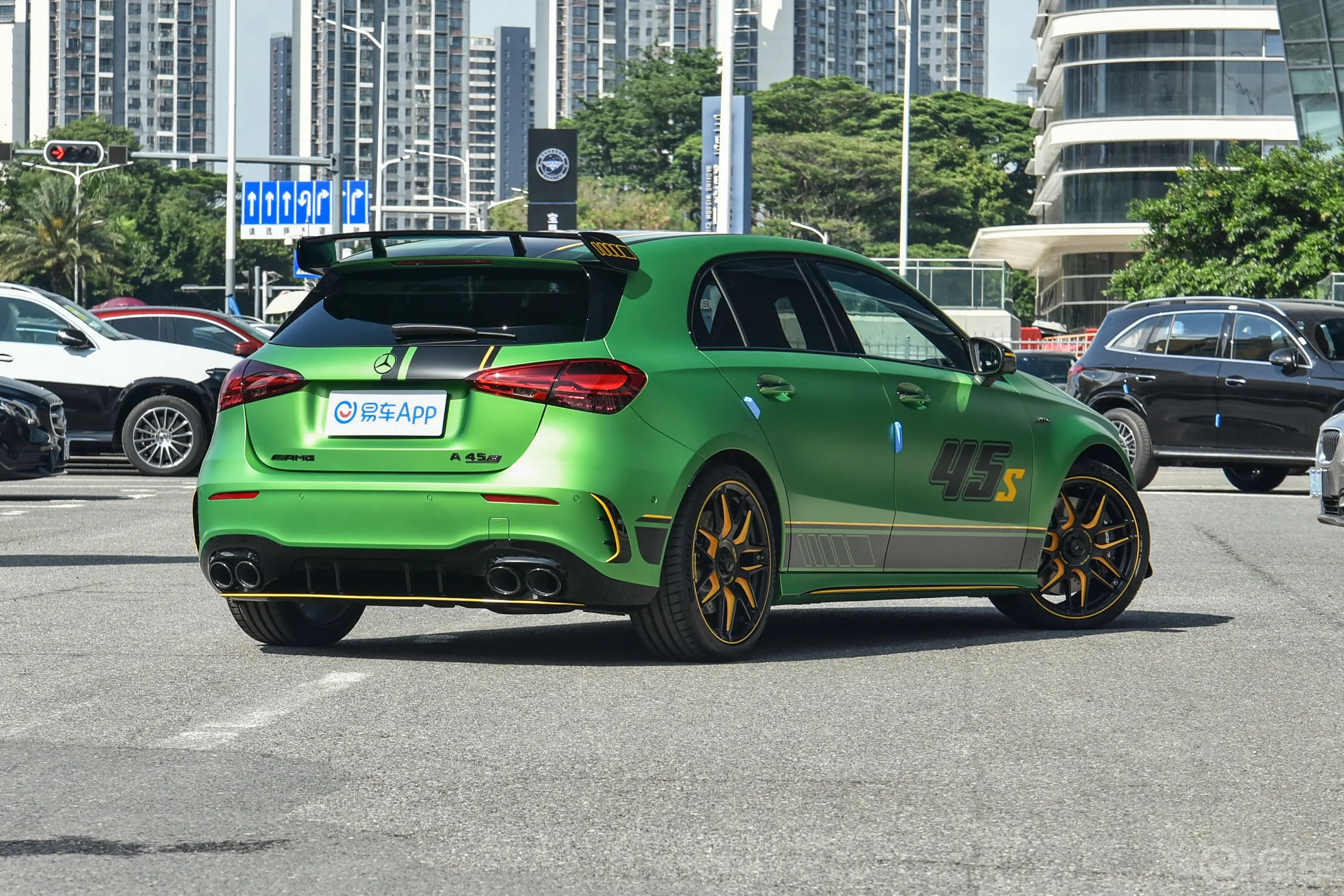 【奔驰A级 AMG(进口)AMG A 45 S 4MATIC+ 魔焰绿特别版侧后45度车头向右水平图片-汽车图片大全】-易车