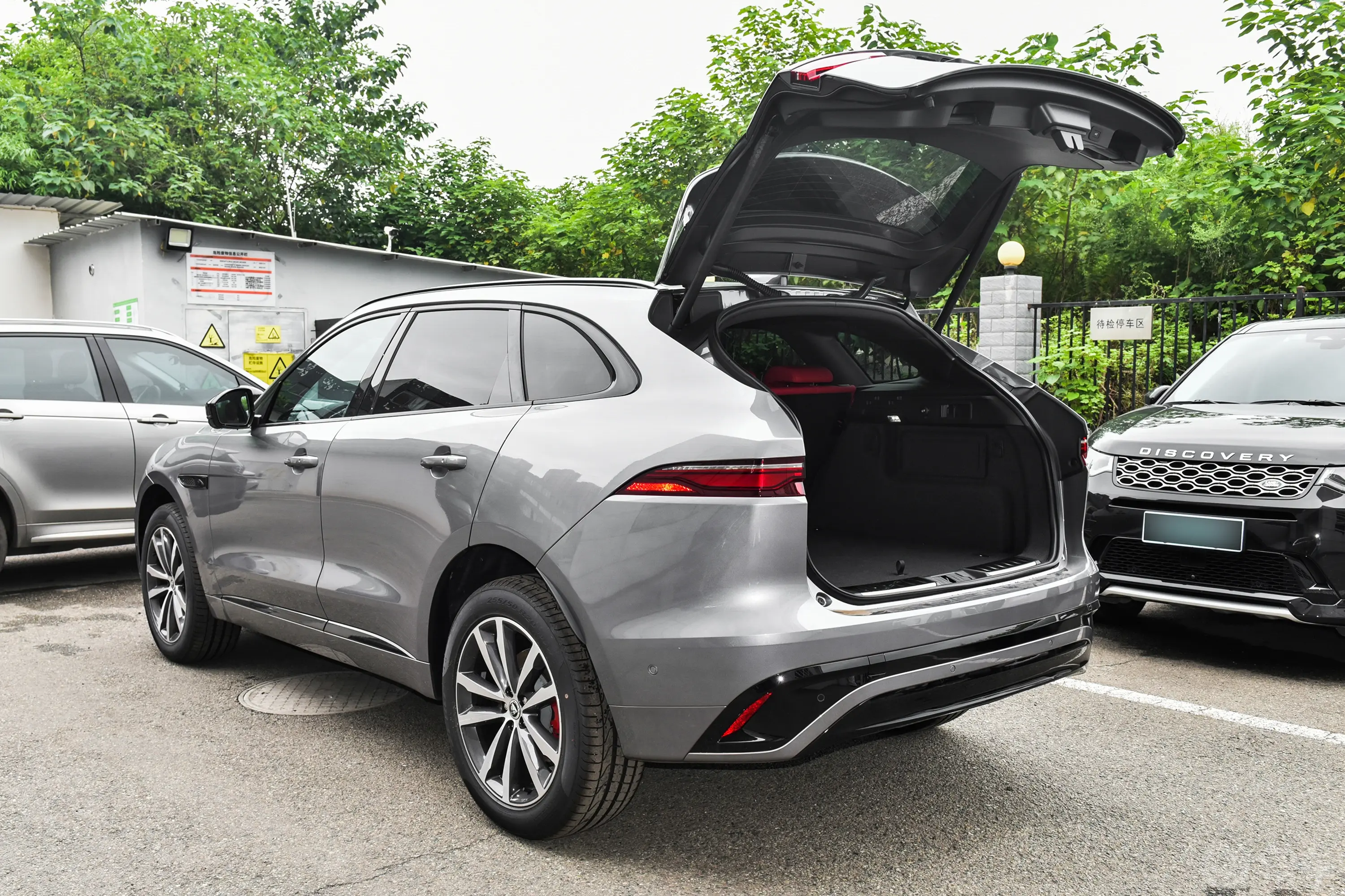 捷豹F-PACE250PS R-DYNAMIC SE后备厢开启45度侧拍