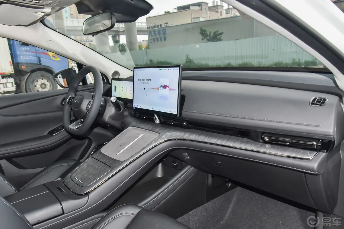 AION SMAX 610km 80 星辰版 67.1kWh内饰全景副驾方向