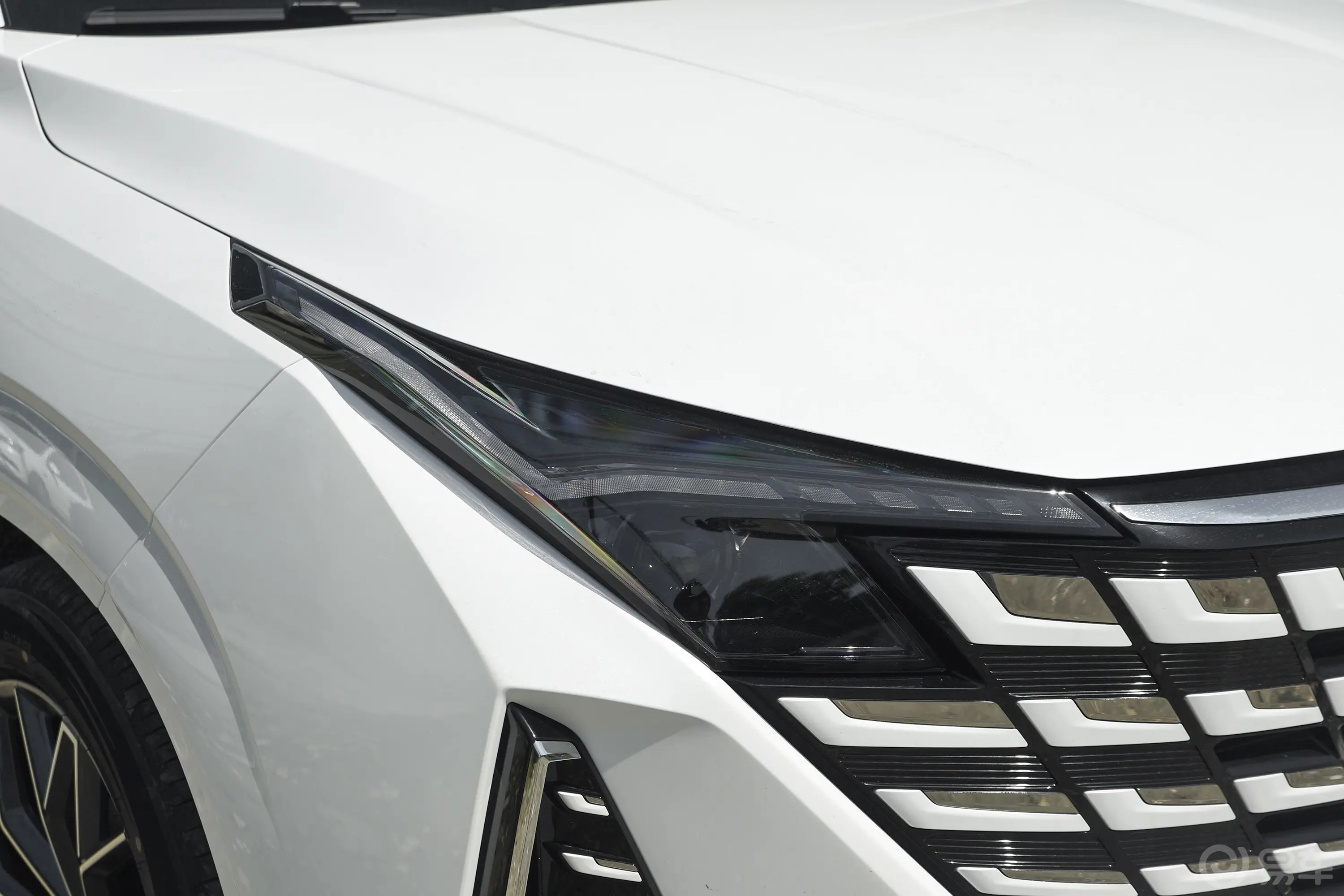 长安UNI-Z1.5T 豪华型大灯侧45度俯拍