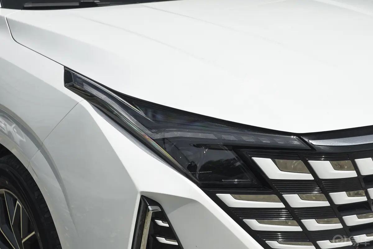 长安UNI-Z1.5T 豪华型大灯侧45度俯拍