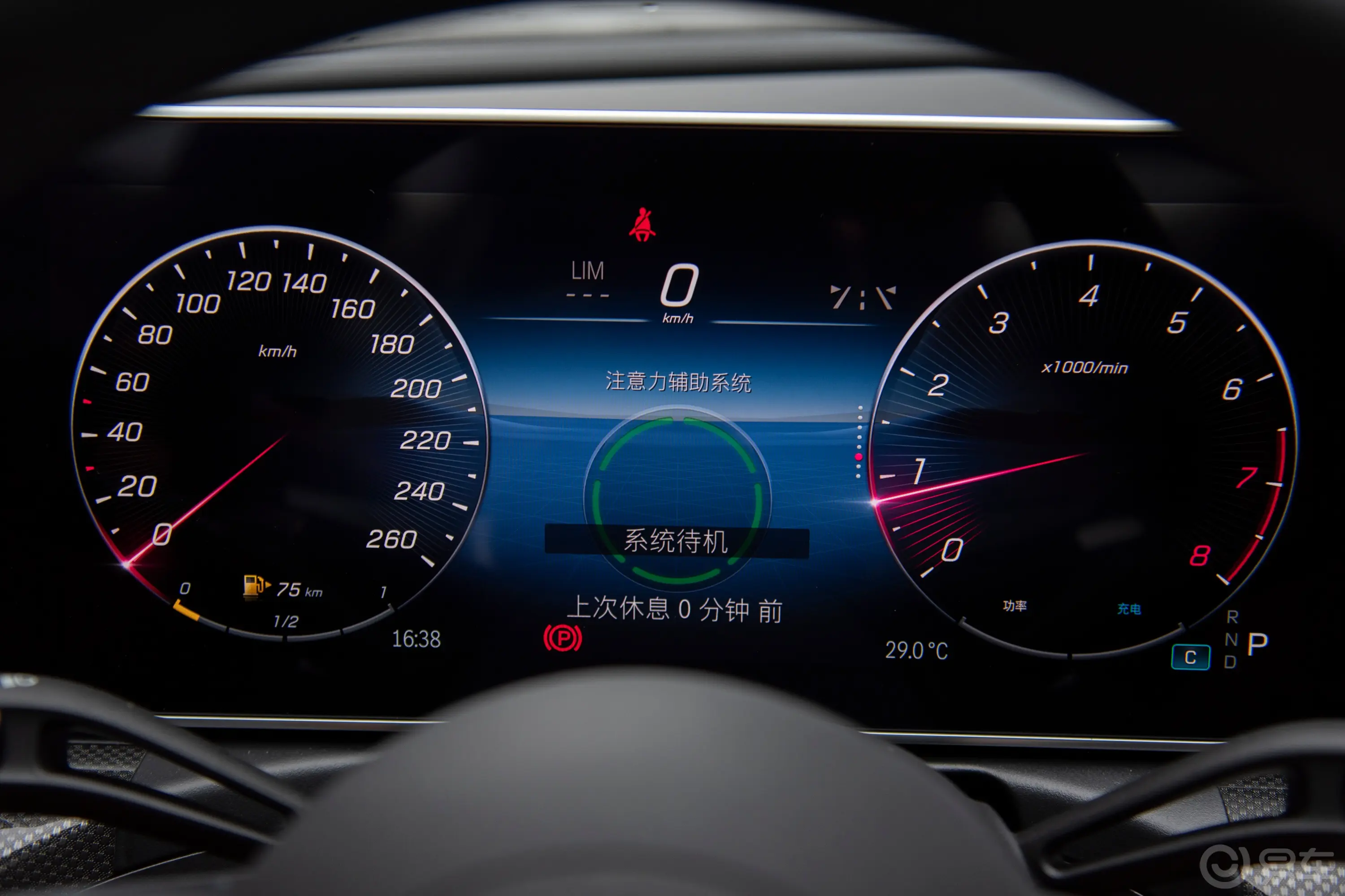 奔驰C级改款三 C 260 L 皓夜运动版主驾驶位