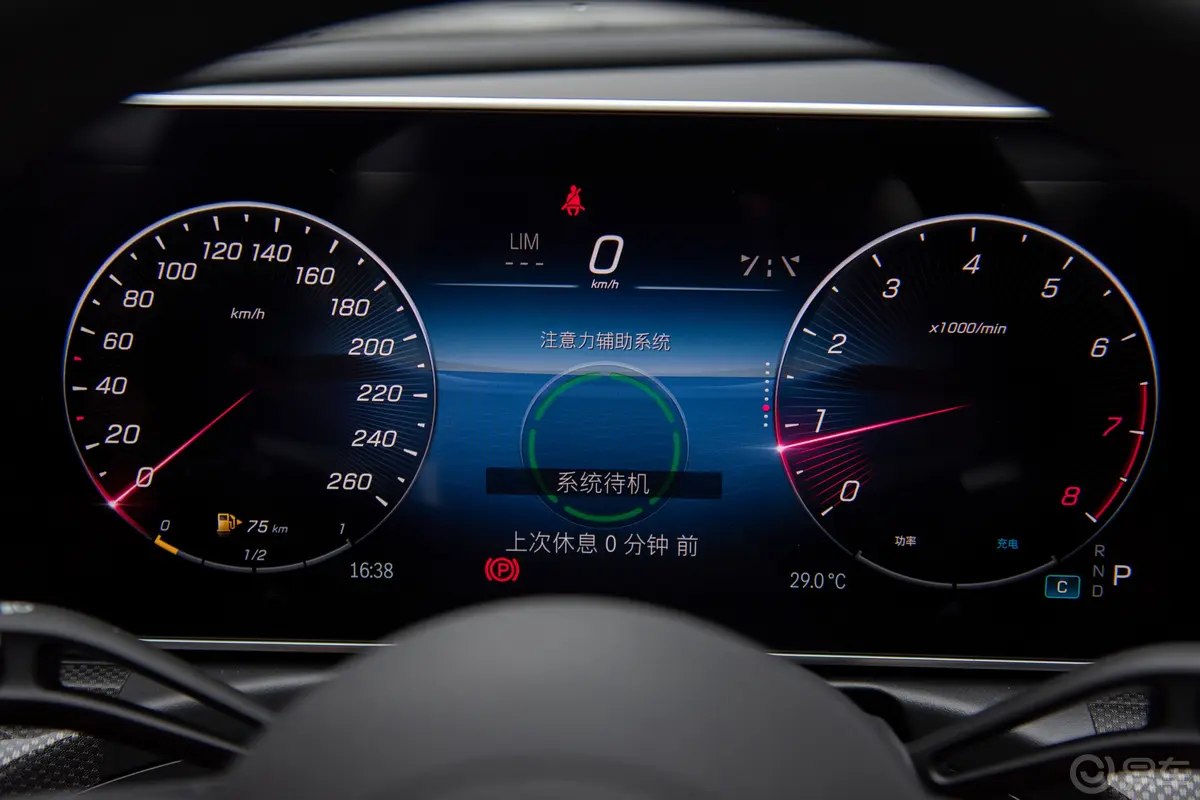 奔驰C级改款三 C 260 L 皓夜运动版主驾驶位