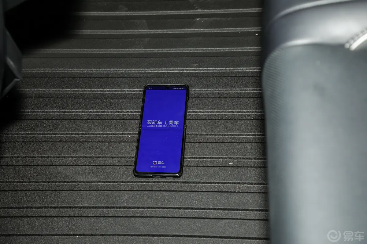 赛博越野旅行车515km 野兽版后排地板中间位置