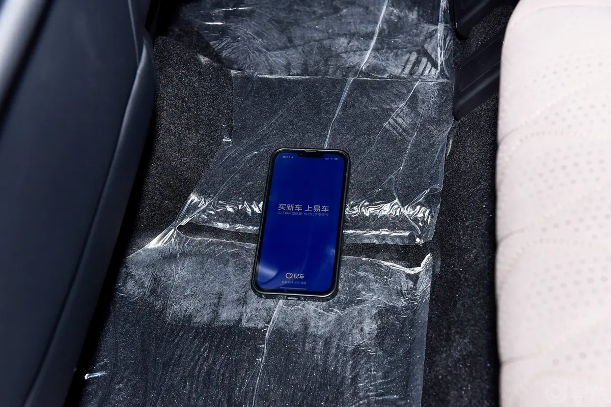 瑞虎8 PLUS290TGDI 双离合尊贵型 5座后排地板中间位置