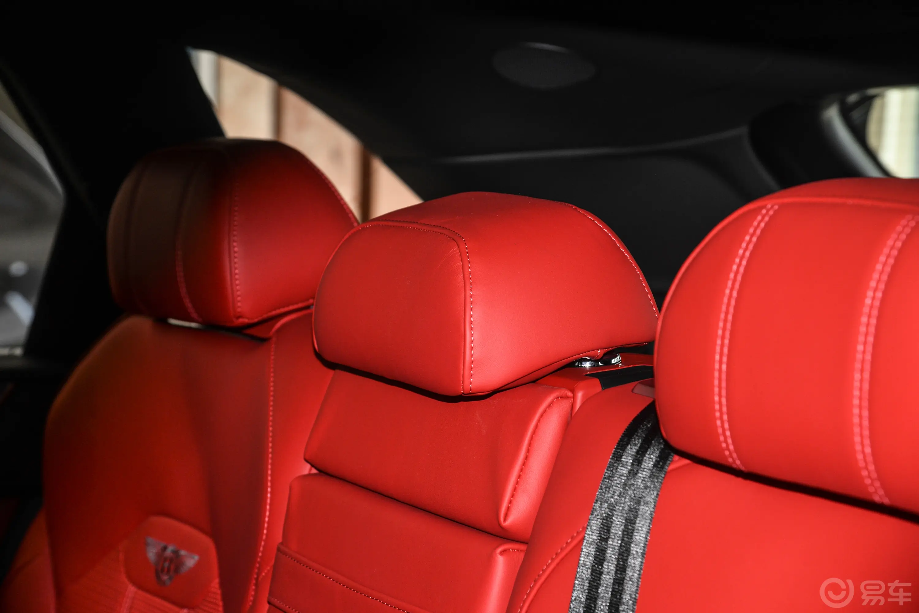 添越4.0T V8 S后排空间