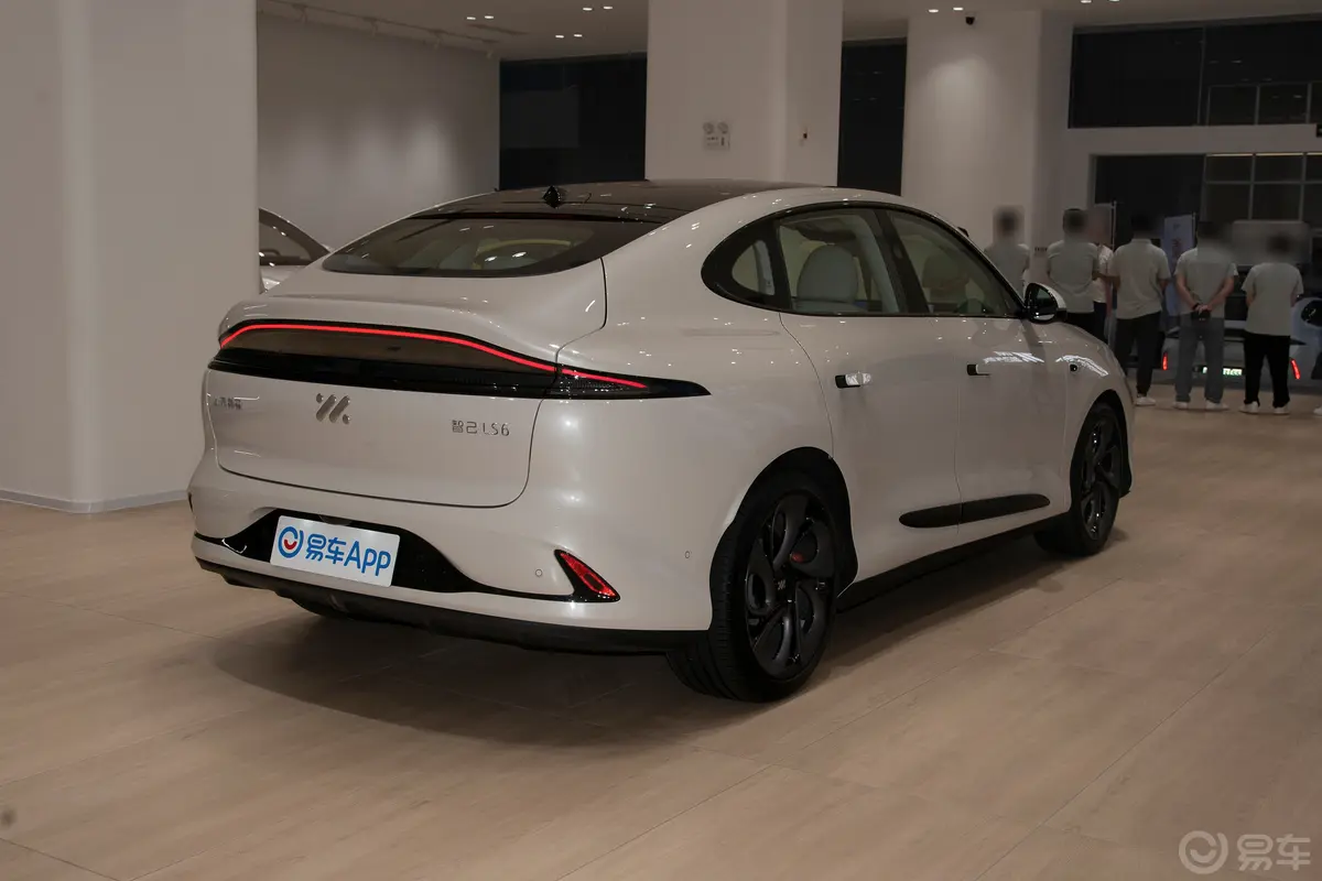 智己LS6701km 后驱长续航灵蜥智驾版侧后45度车头向右水平