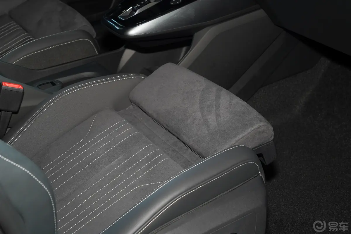 奥迪Q5 e-tron50 e-tron quattro 光耀型 机甲套装副驾驶位