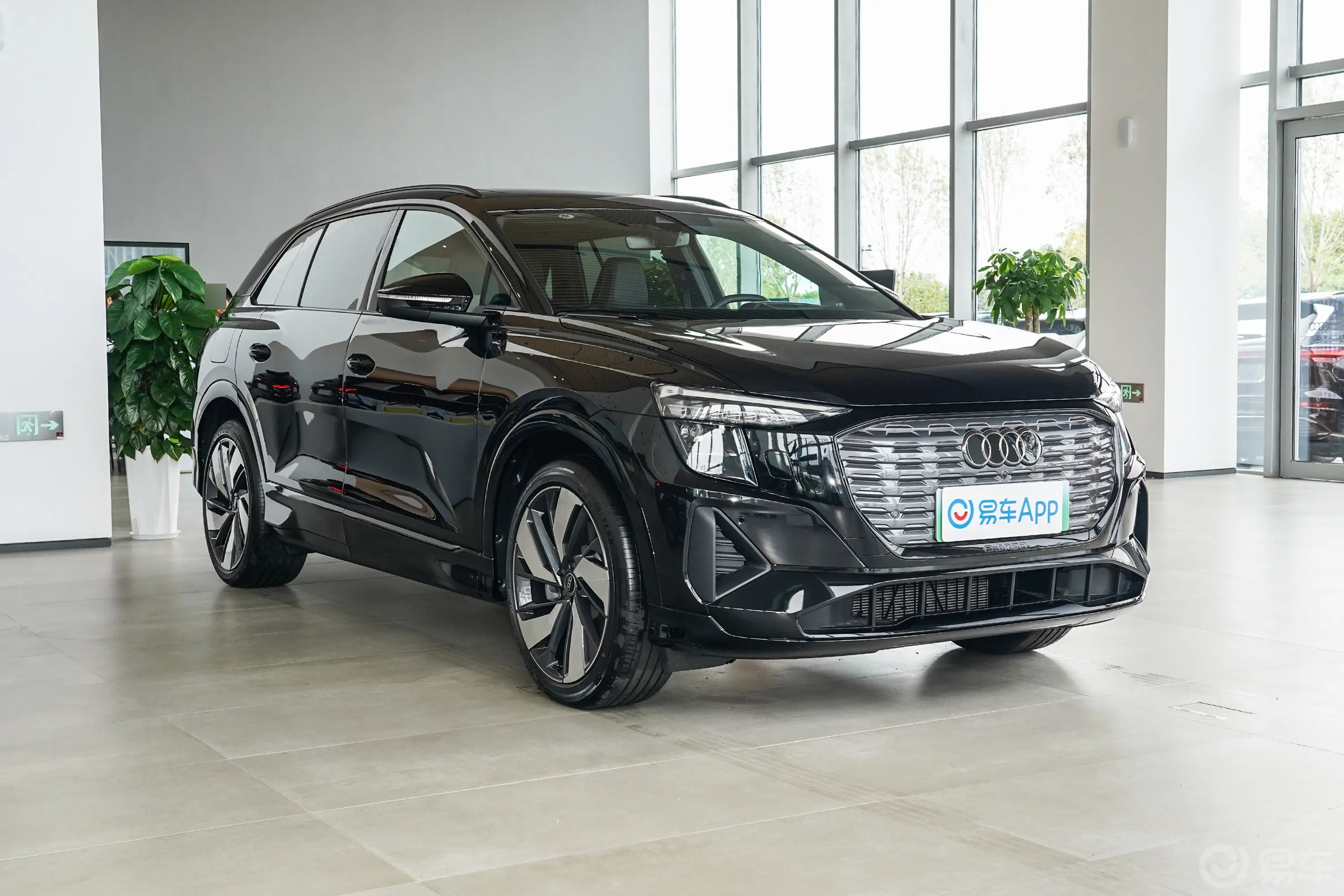 奥迪Q5 e-tron50 e-tron quattro 光耀型 机甲套装侧前45度车头向右水平