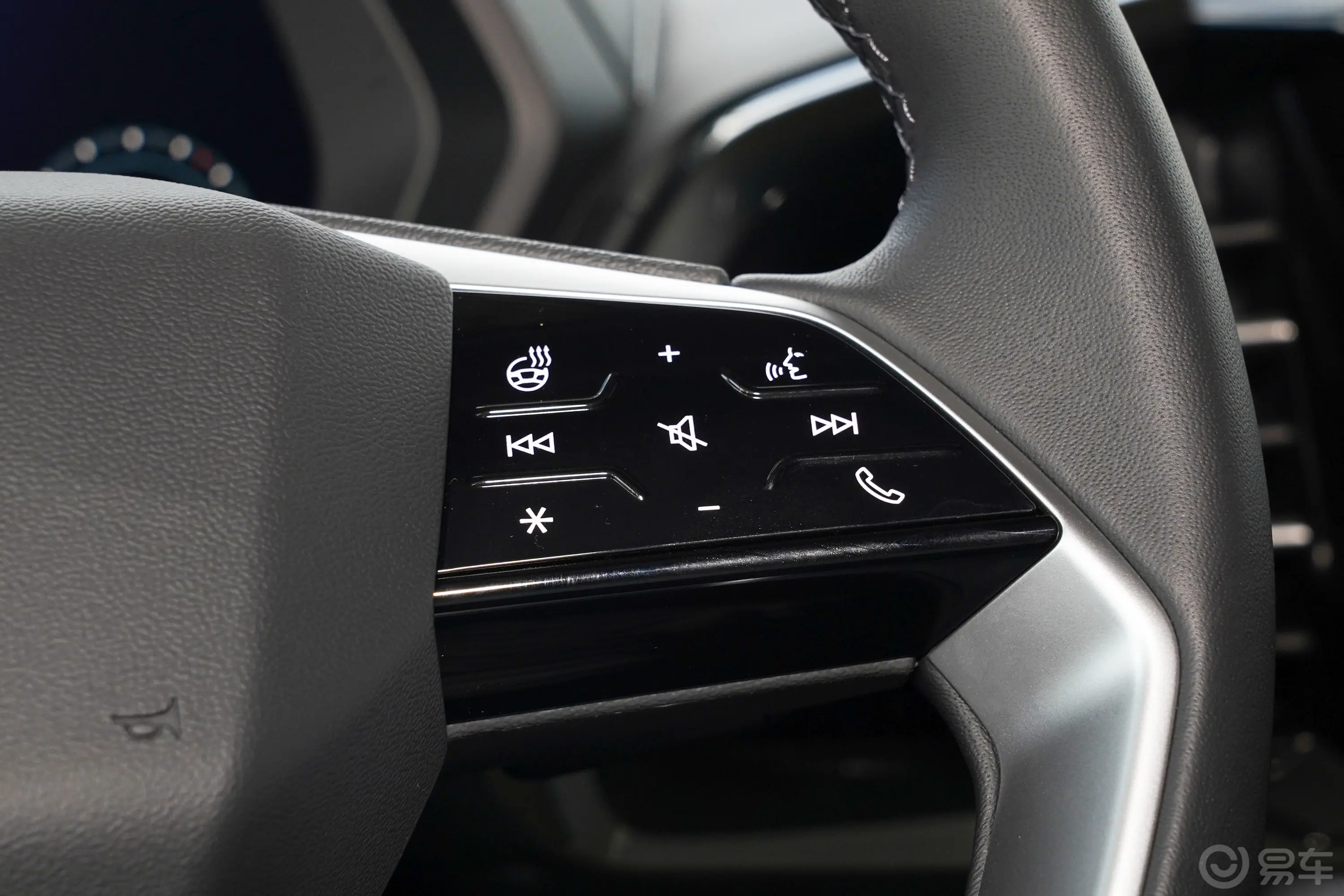 奥迪Q5 e-tron50 e-tron quattro 光耀型 机甲套装左侧方向盘功能按键