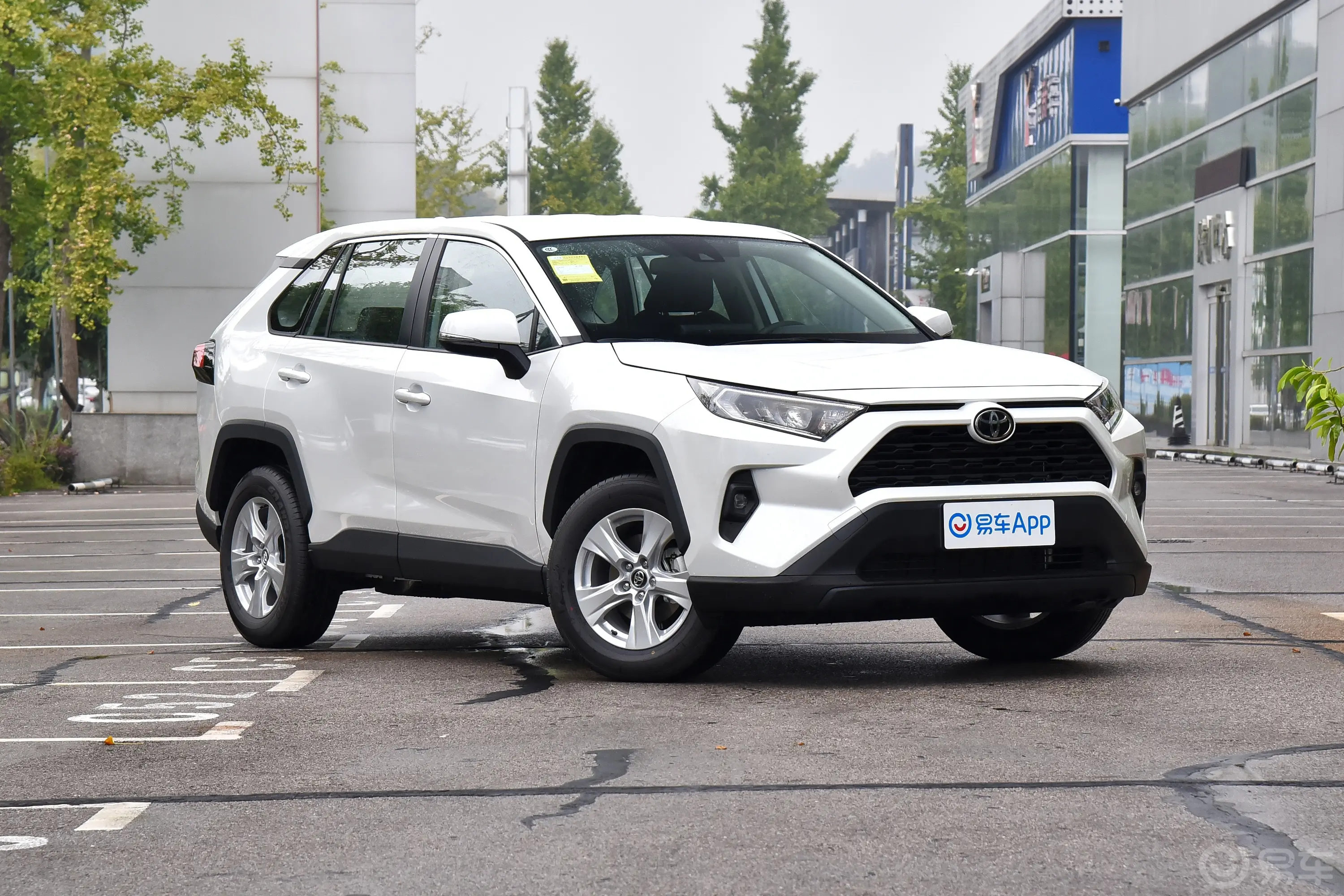 RAV4荣放2.0L 两驱都市版侧前45度车头向右水平