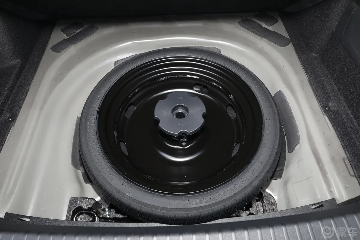 帕萨特出众款 380TSI 龙腾版备胎