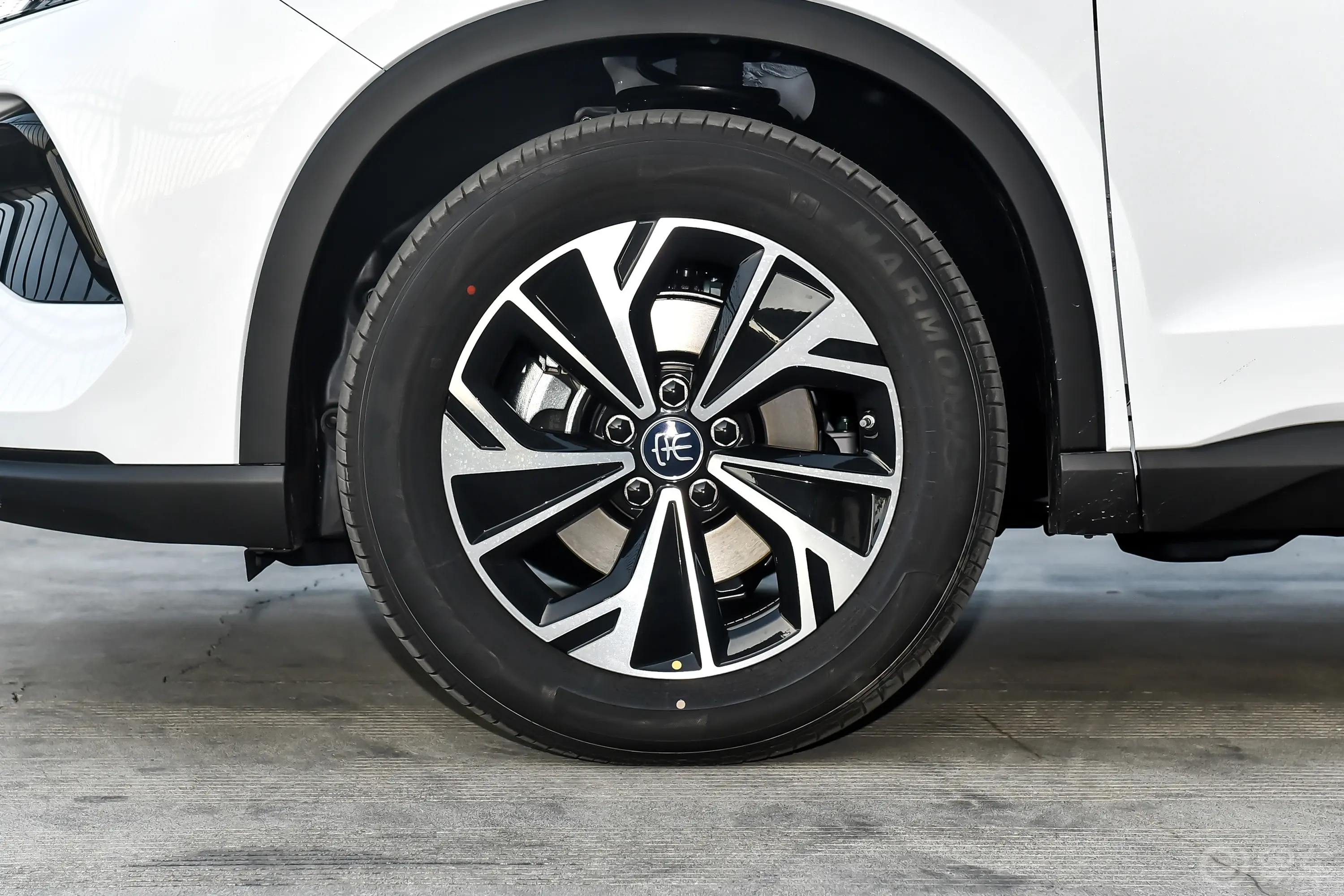 宋Pro新能源DM-i 1.5L 115km 超越型前轮毂造型