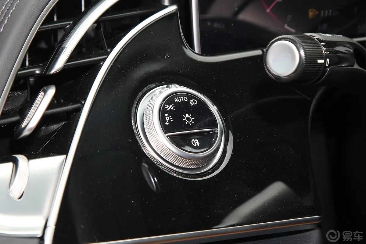 奔驰E级E 300 L 豪华型灯光控制区