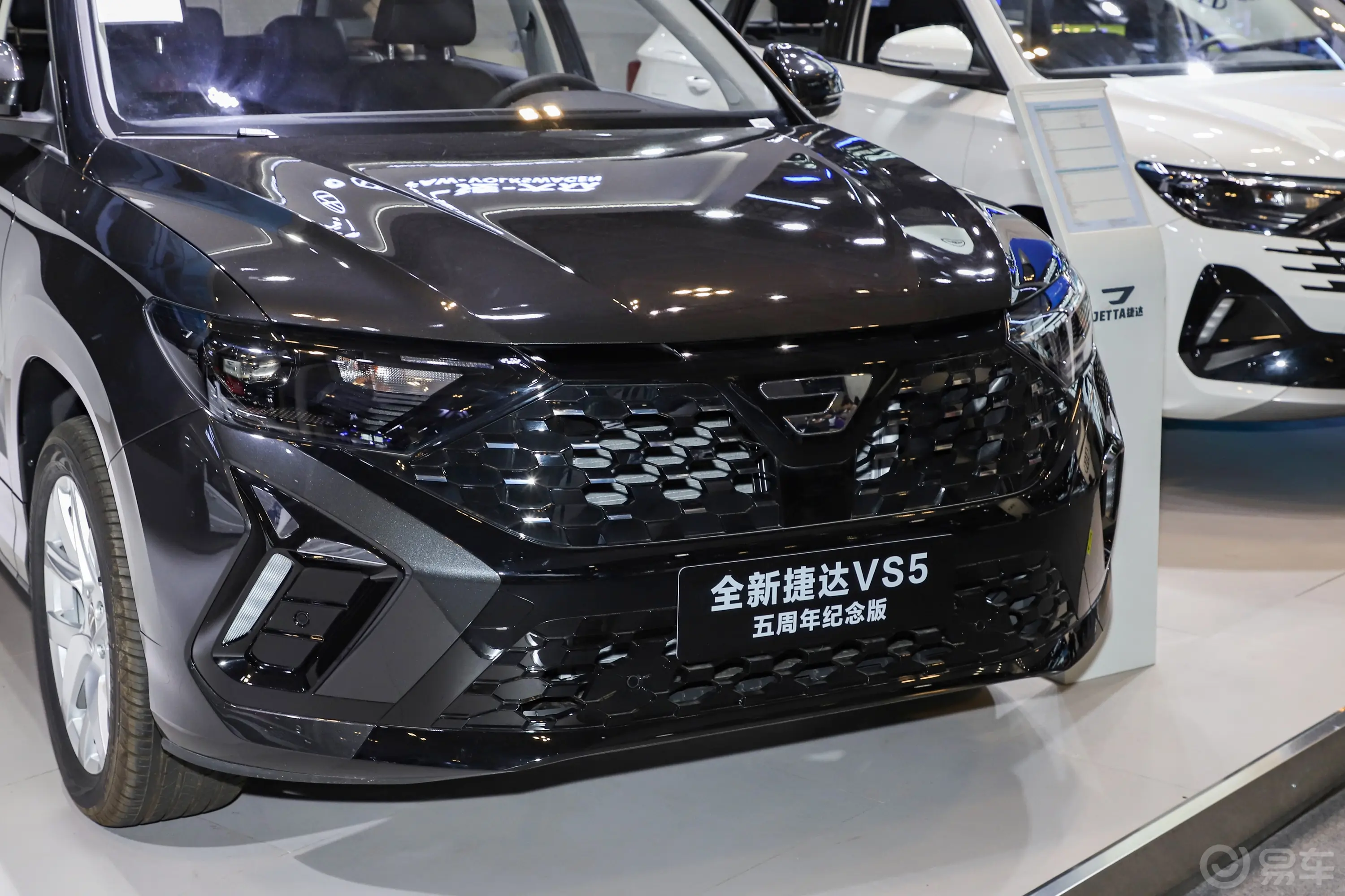 捷达VS5五周年纪念版 280TSI 自动先锋版前格栅侧俯拍