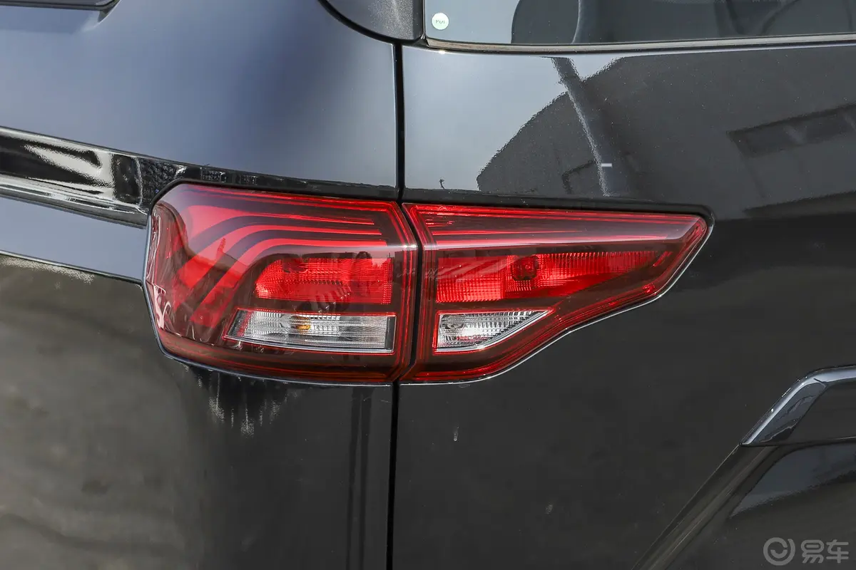 锐胜王牌M71.6L 手动长轴舒适版 5座尾灯侧45度俯拍